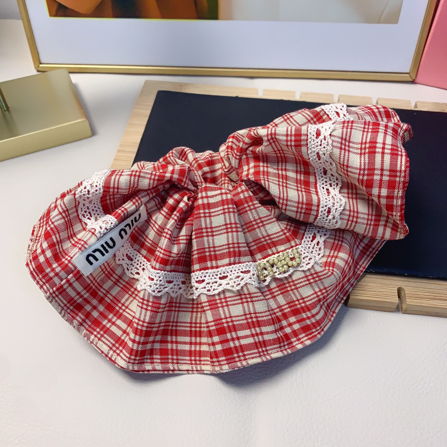 miumiu缪缪
miumiu发圈
格子勾花珍珠logo皮筋发圈 气质百搭小仙女必入单品 宝藏款 闭眼