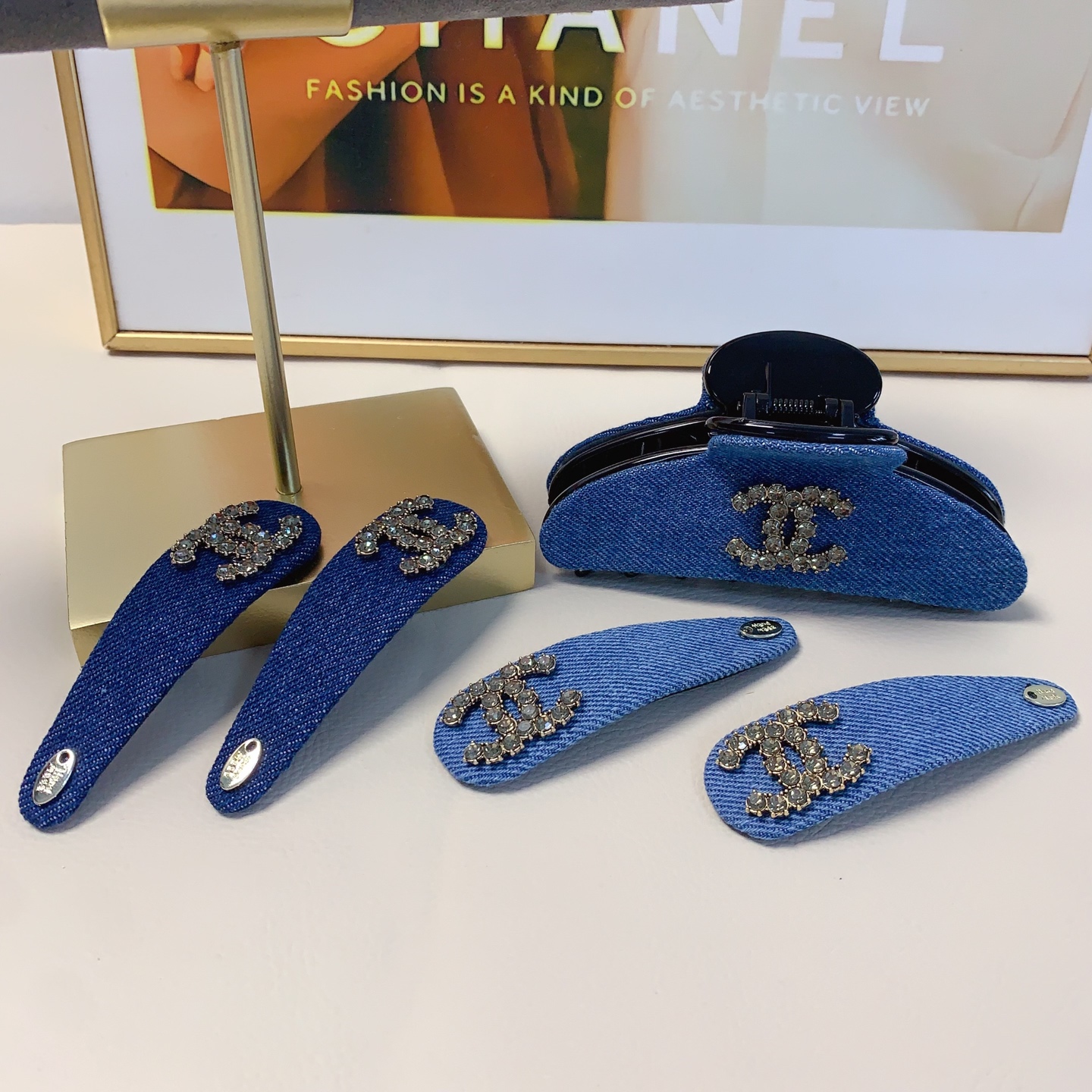  chanel小香
chanel发夹
牛仔满钻logo抓夹 气质百搭 日常精致小单品 小仙女必入单品 宝
