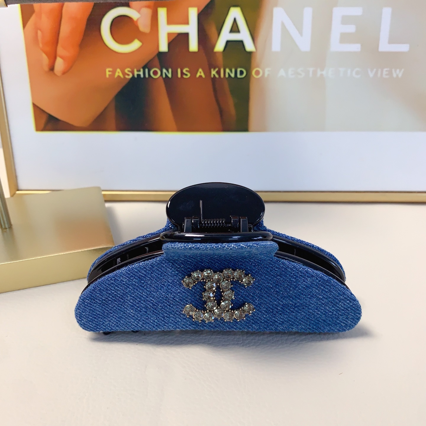  chanel小香
chanel发夹
牛仔满钻logo抓夹 气质百搭 日常精致小单品 小仙女必入单品 宝