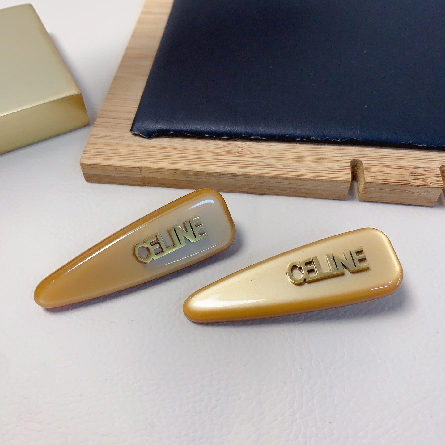  celine赛琳
凯旋门发夹
醋酸钛钢logo压夹边夹日常精致小单品 气质百搭小仙女必入单品 宝藏款 