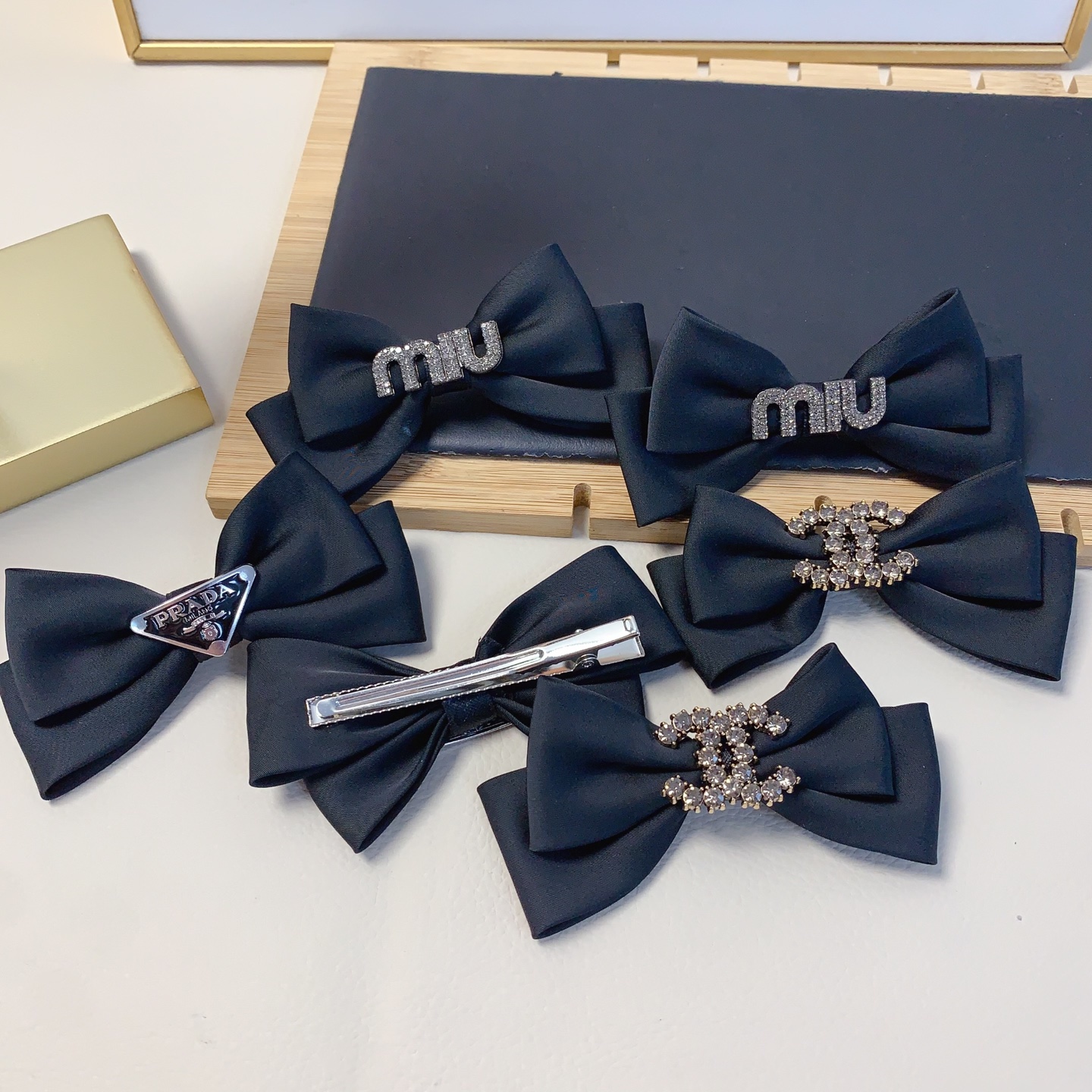  压夹集合图
chanel小香
miumiu缪缪
Prada普拉达
蝴蝶结🎀logo压夹边夹日常精致小单