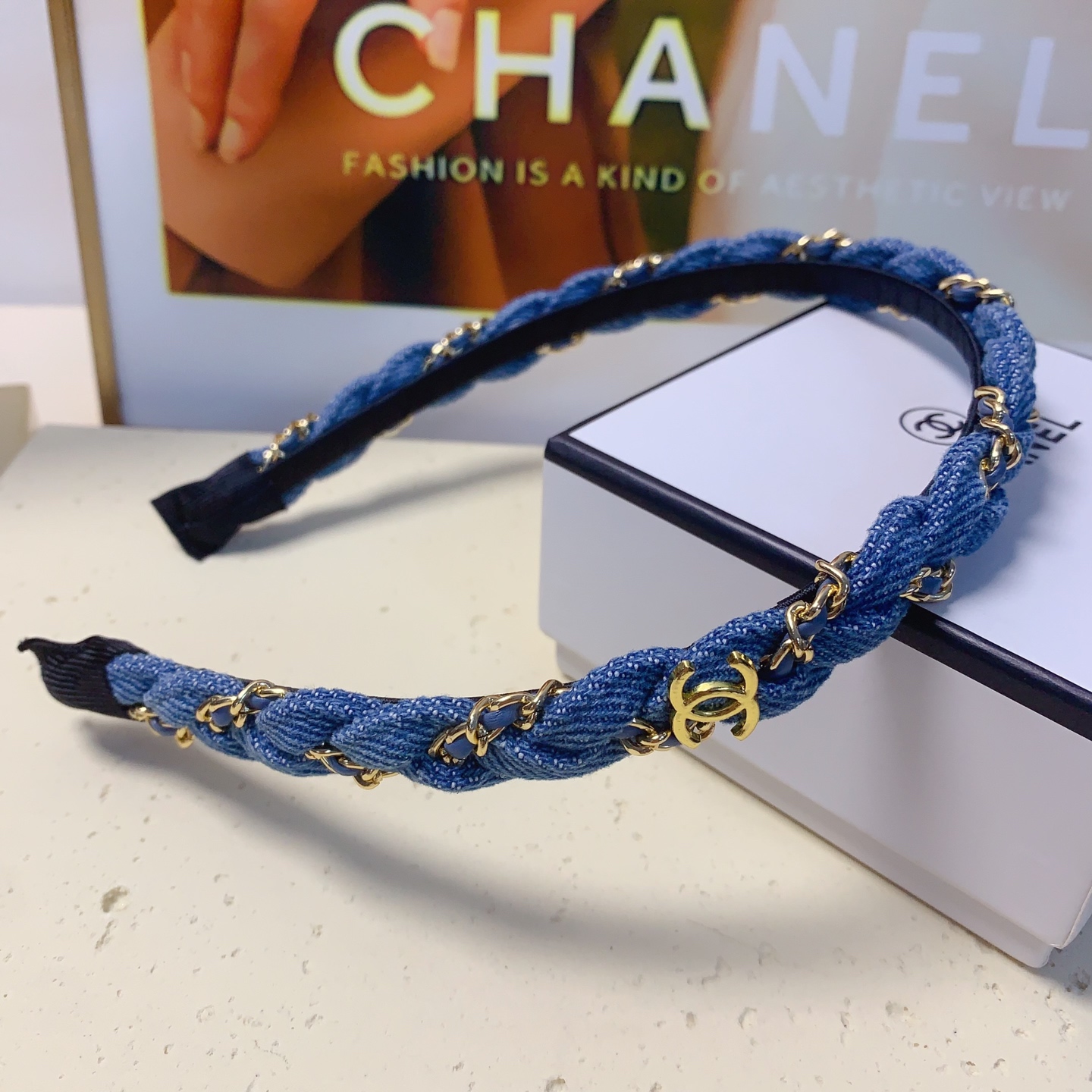  chanel小香
chanel发箍
牛仔链条轻奢风发箍气质百搭小仙女必入单品名媛风十足～宝藏款 闭眼入