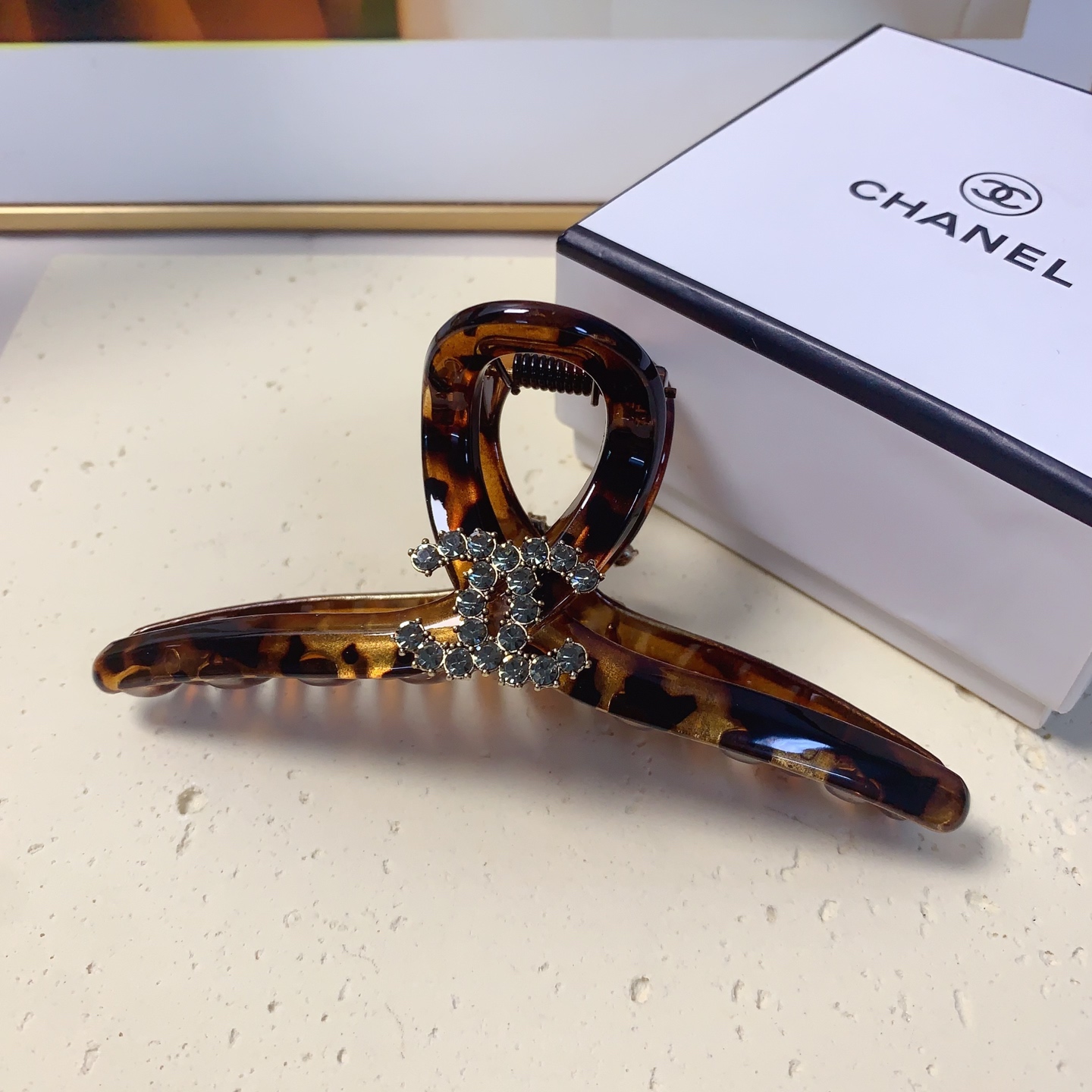  chanel小香
chanel发夹
醋酸豹纹抓夹 气质百搭 日常精致小单品 小仙女必入单品 宝藏款 闭