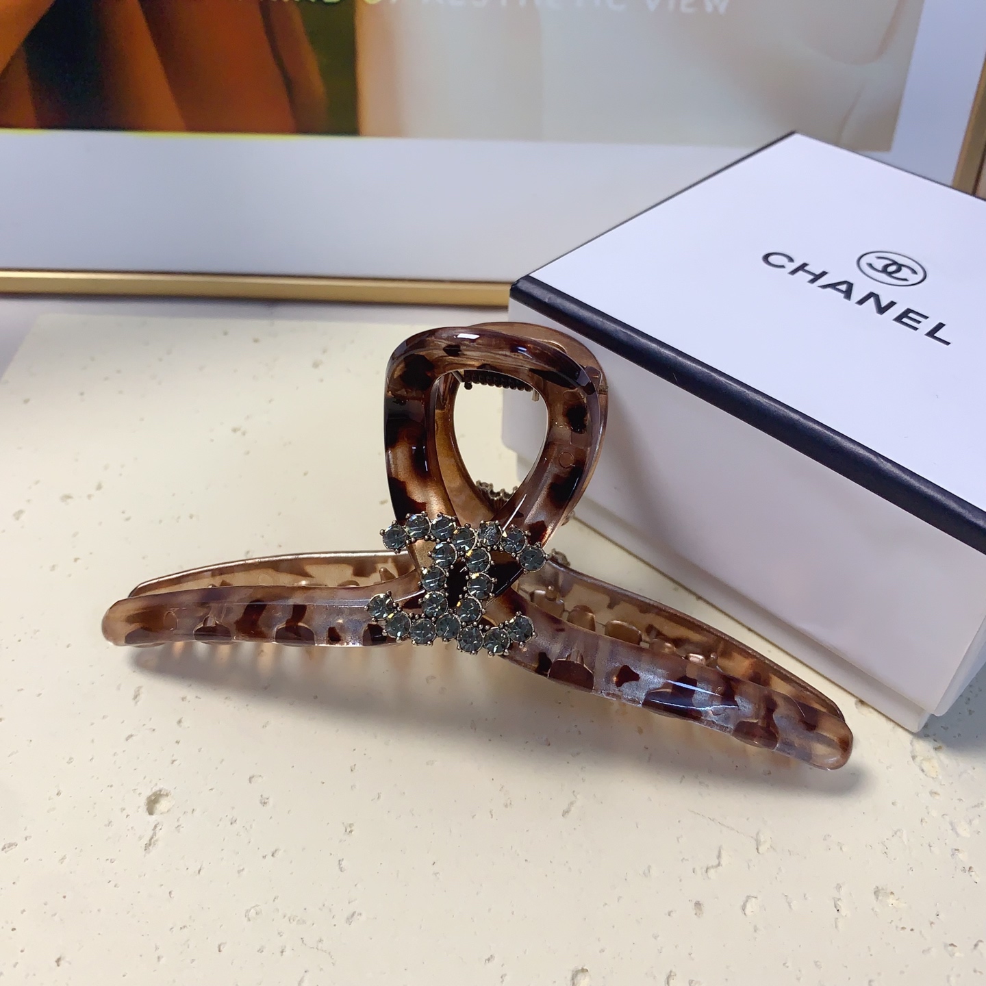  chanel小香
chanel发夹
醋酸豹纹抓夹 气质百搭 日常精致小单品 小仙女必入单品 宝藏款 闭