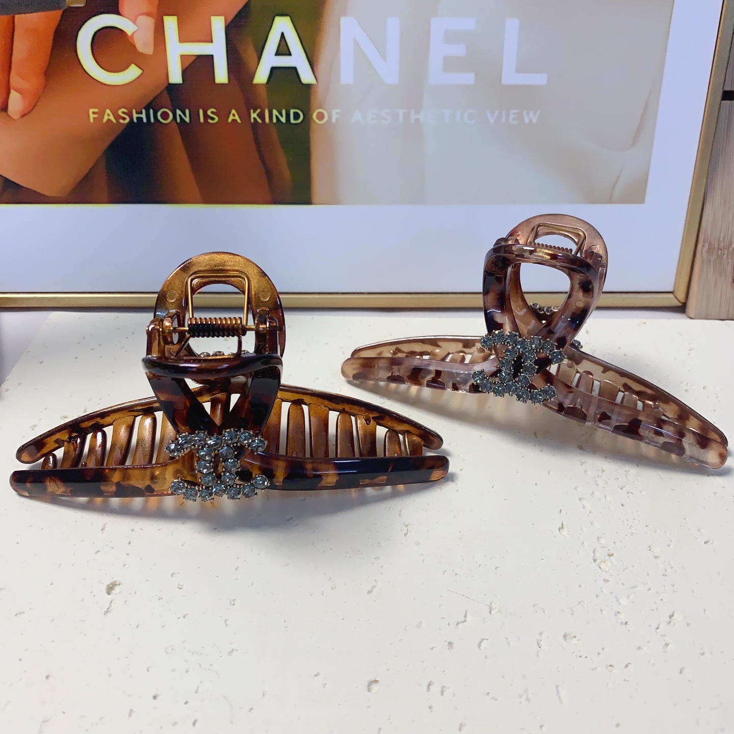  chanel小香
chanel发夹
醋酸豹纹抓夹 气质百搭 日常精致小单品 小仙女必入单品 宝藏款 闭