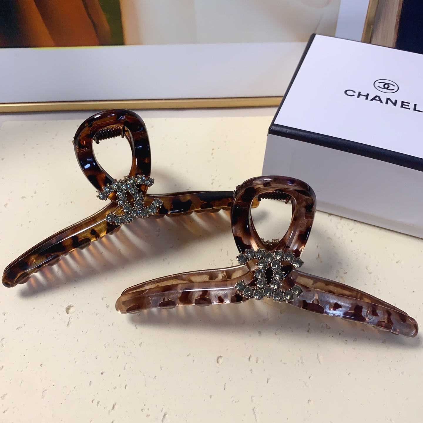  chanel小香
chanel发夹
醋酸豹纹抓夹 气质百搭 日常精致小单品 小仙女必入单品 宝藏款 闭