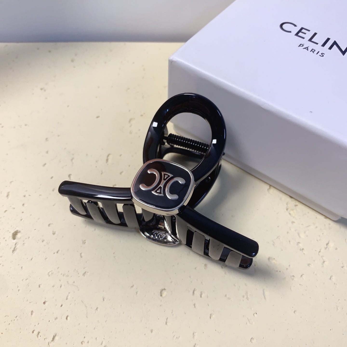  celine赛琳
celine发夹
新款凯旋门抓夹 气质百搭 日常精致小单品 小仙女必入单品 宝藏款 