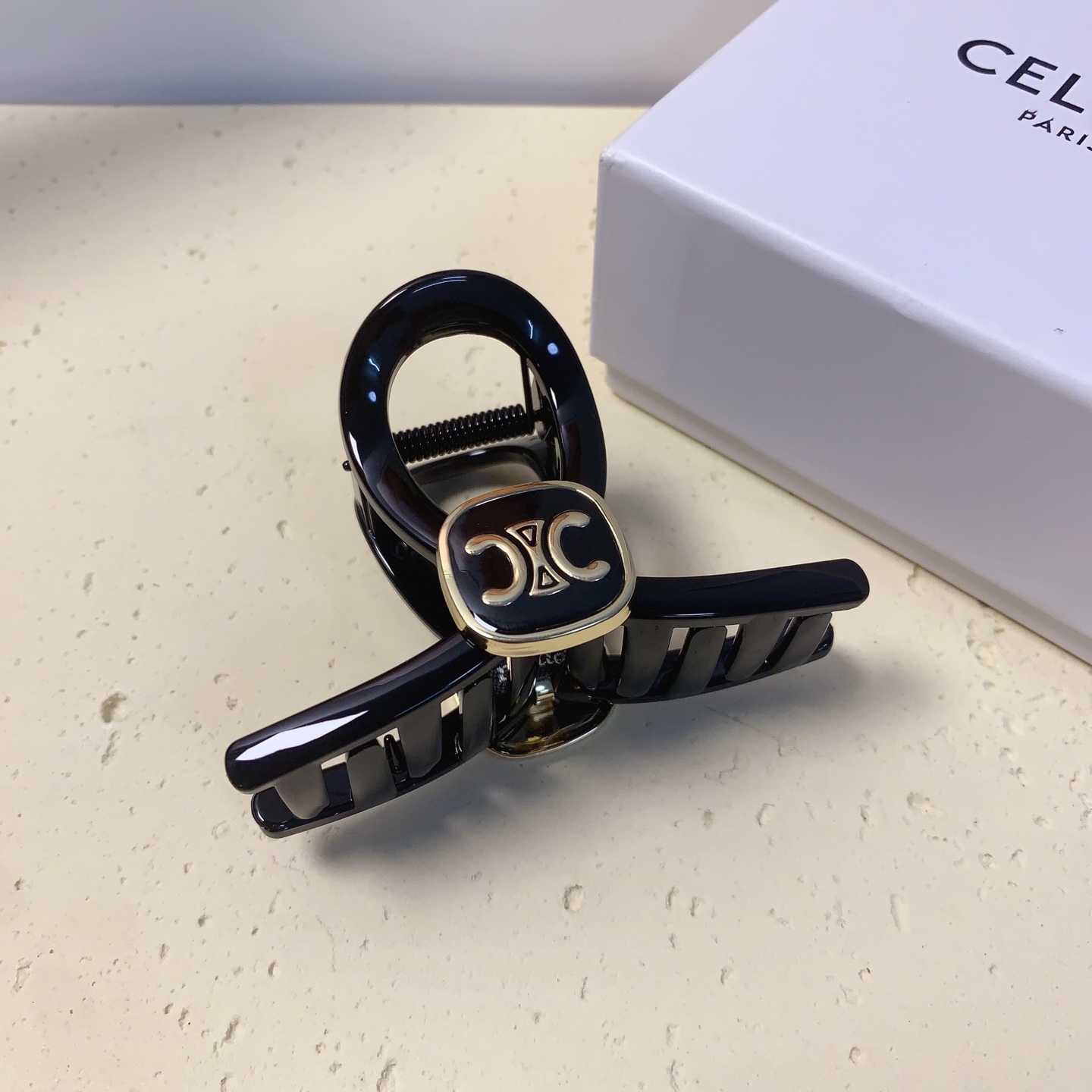 celine赛琳
celine发夹
新款凯旋门抓夹 气质百搭 日常精致小单品 小仙女必入单品 宝藏款 