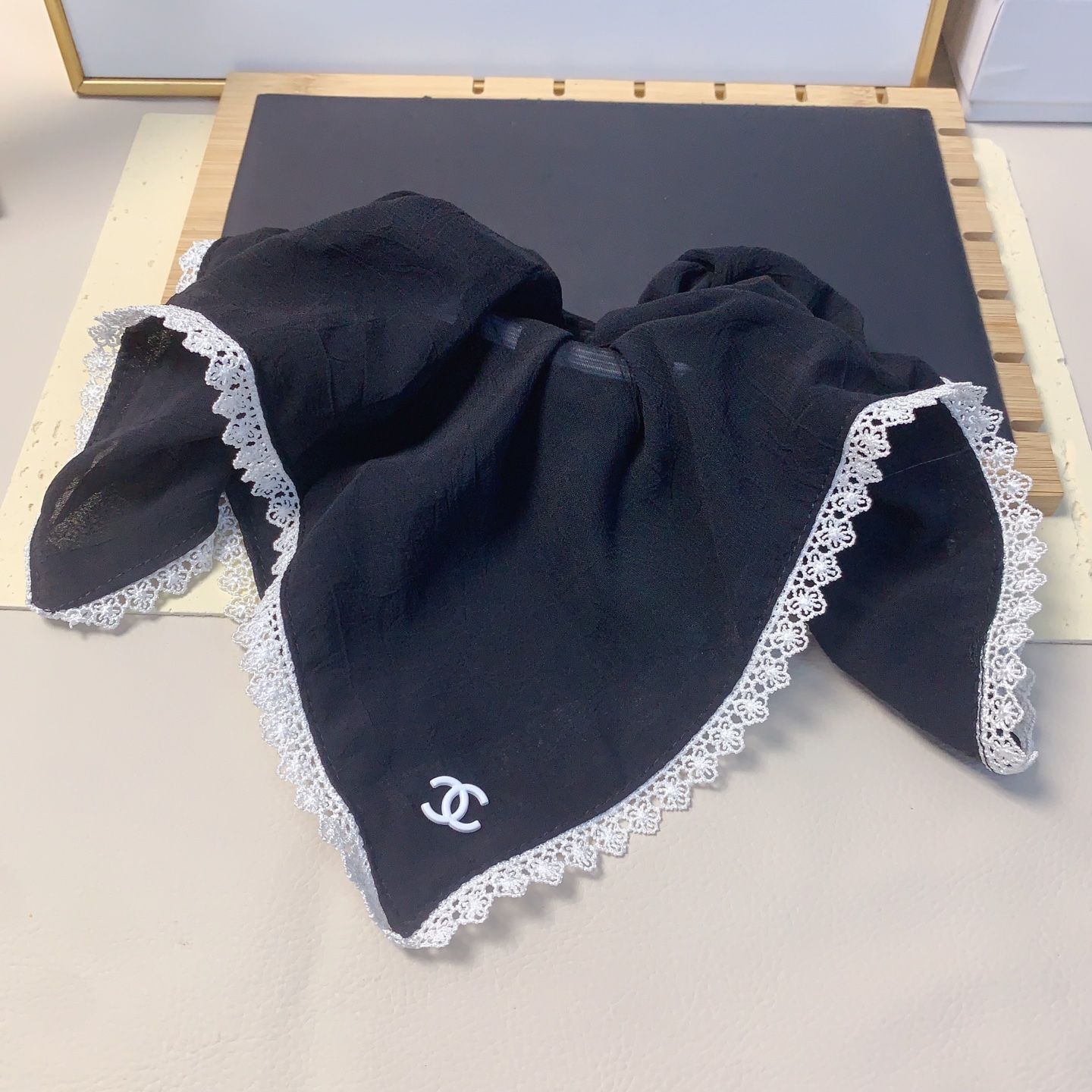  chanel小香
chanel皮筋
雪纺勾花边皮筋发圈气质百搭小仙女必入单品 宝藏款 闭眼入🥰推荐款（