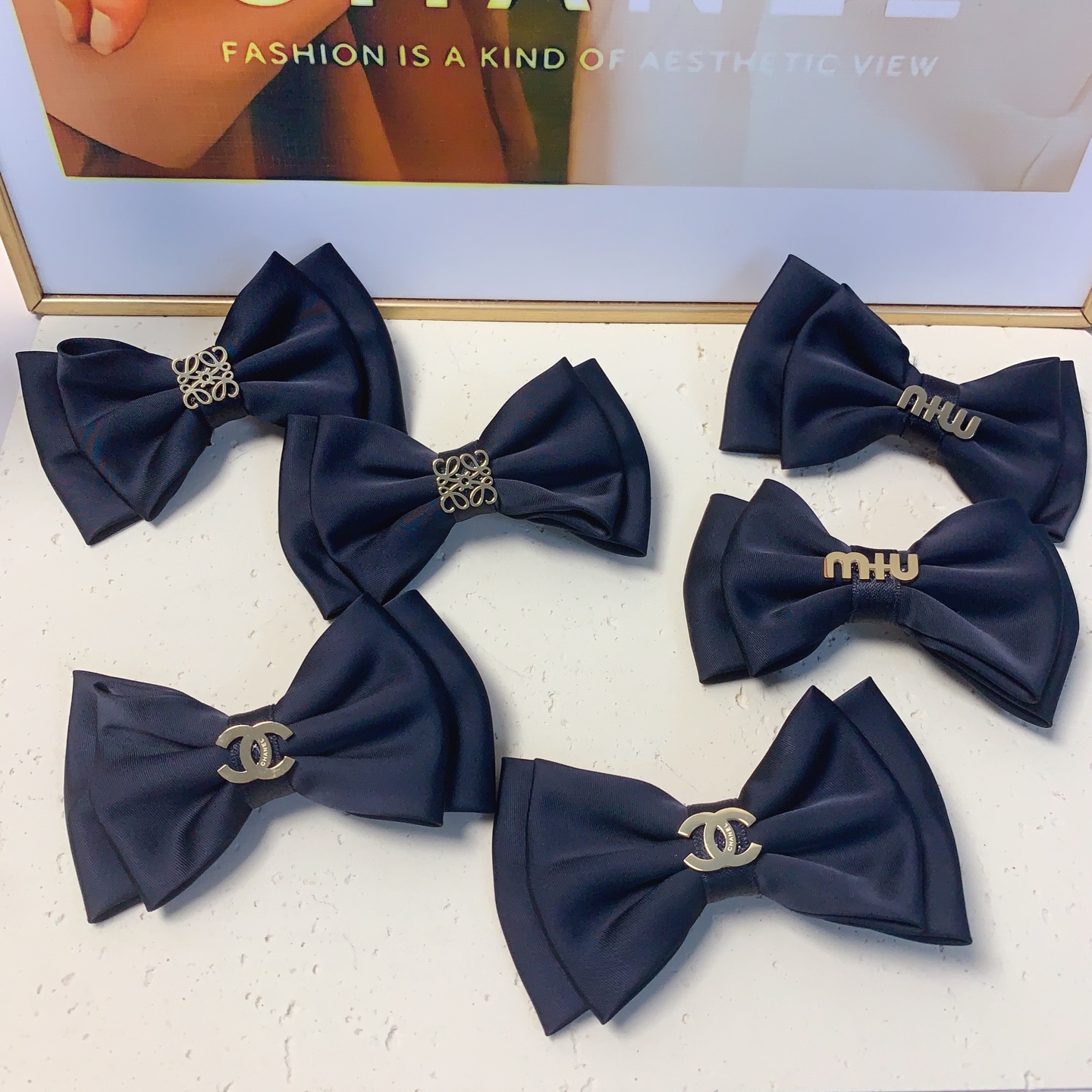  chanel小香
miumiu缪缪
loewe罗意威
蝴蝶结🎀钛钢logo压夹边夹日常精致小单品 气质