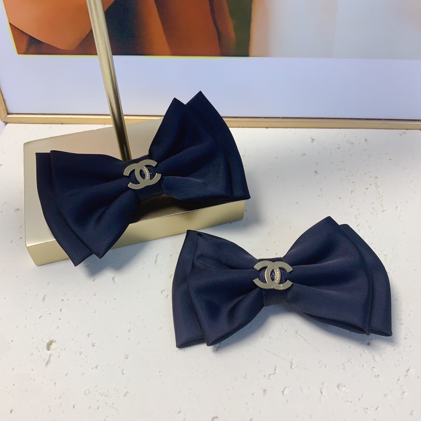  chanel小香
miumiu缪缪
loewe罗意威
蝴蝶结🎀钛钢logo压夹边夹日常精致小单品 气质