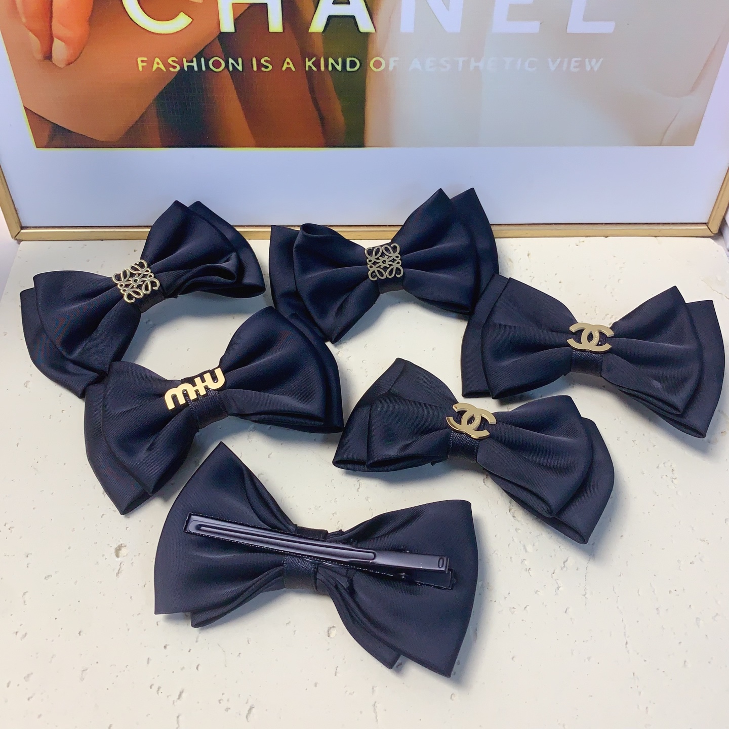  chanel小香
miumiu缪缪
loewe罗意威
蝴蝶结🎀钛钢logo压夹边夹日常精致小单品 气质