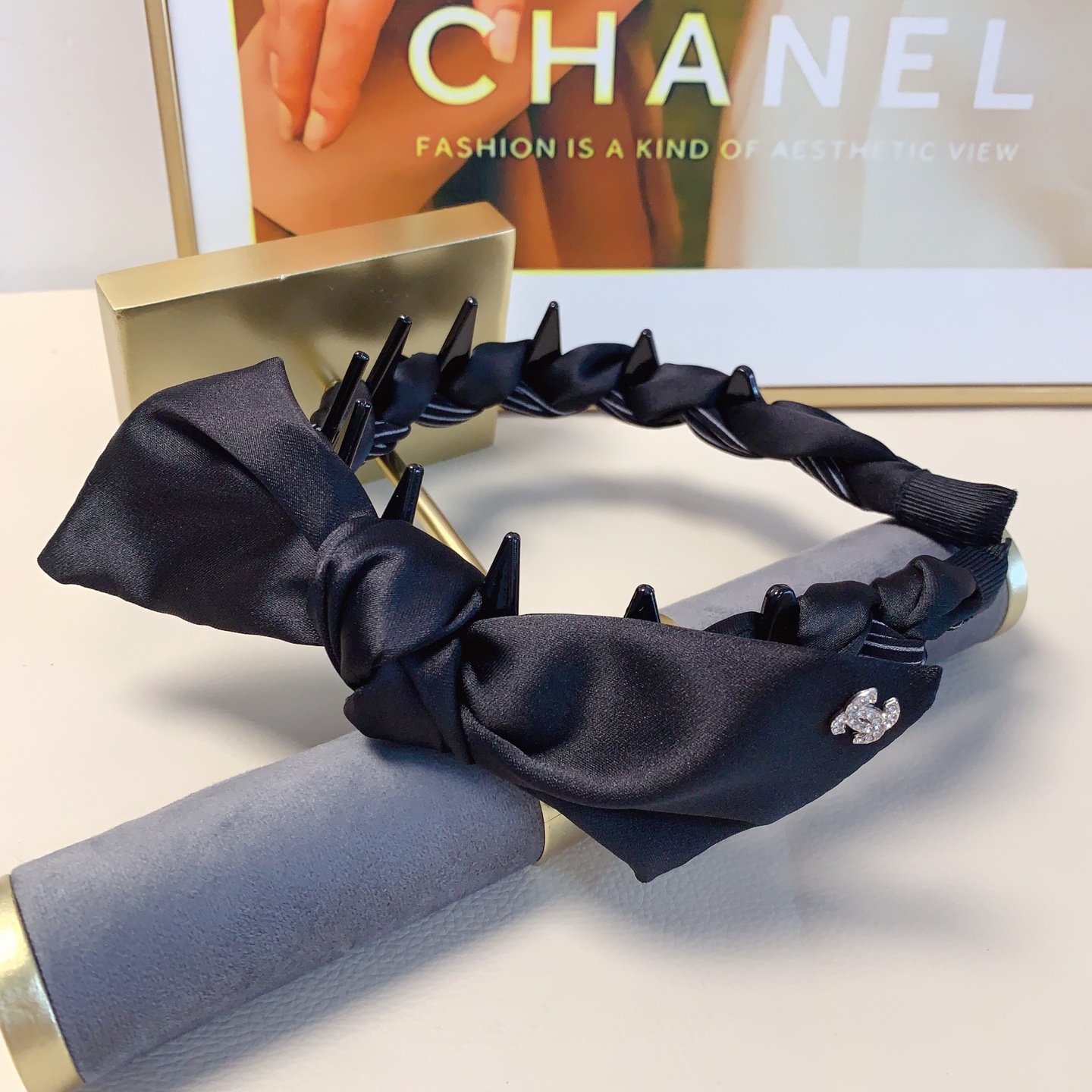  chanel小香
chanel发箍
侧边蝴蝶结🎀轻奢风发箍气质百搭小仙女必入单品名媛风十足～宝藏款 闭