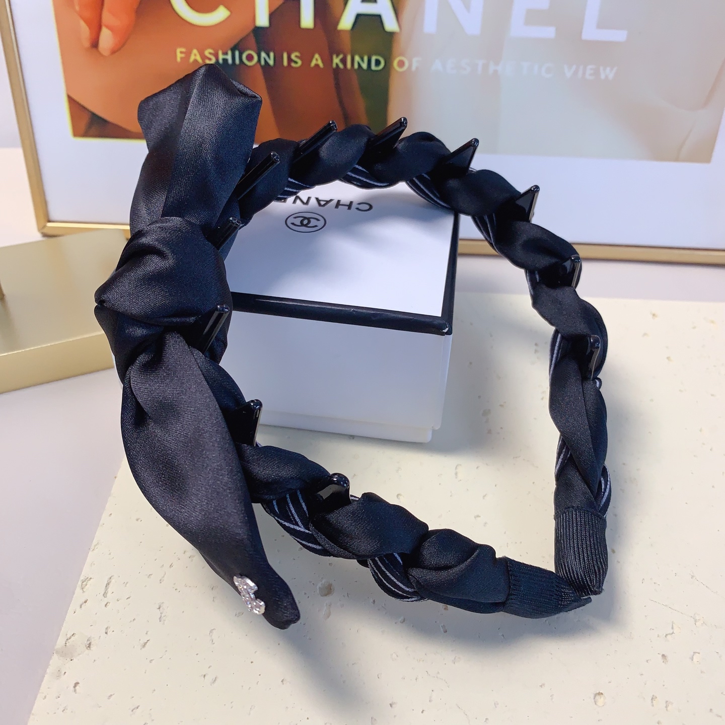  chanel小香
chanel发箍
侧边蝴蝶结🎀轻奢风发箍气质百搭小仙女必入单品名媛风十足～宝藏款 闭