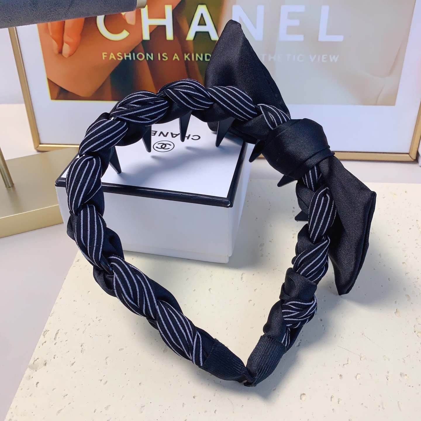  chanel小香
chanel发箍
侧边蝴蝶结🎀轻奢风发箍气质百搭小仙女必入单品名媛风十足～宝藏款 闭