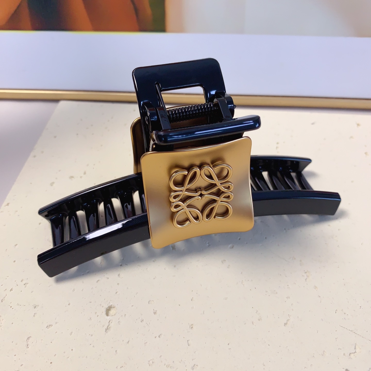  loewe罗意威
loewe发夹
醋酸磨砂logo抓夹 气质百搭 日常精致小单品 小仙女必入单品 宝藏
