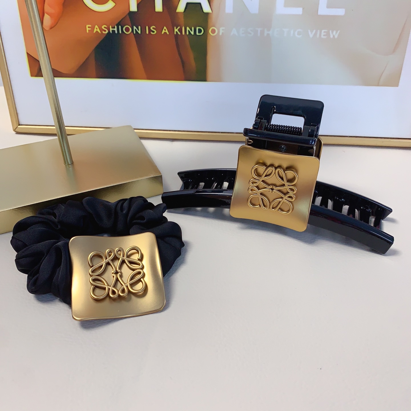  loewe罗意威
loewe皮筋
磨砂logo皮筋发圈气质百搭小仙女必入单品 宝藏款 闭眼入🥰推荐款（