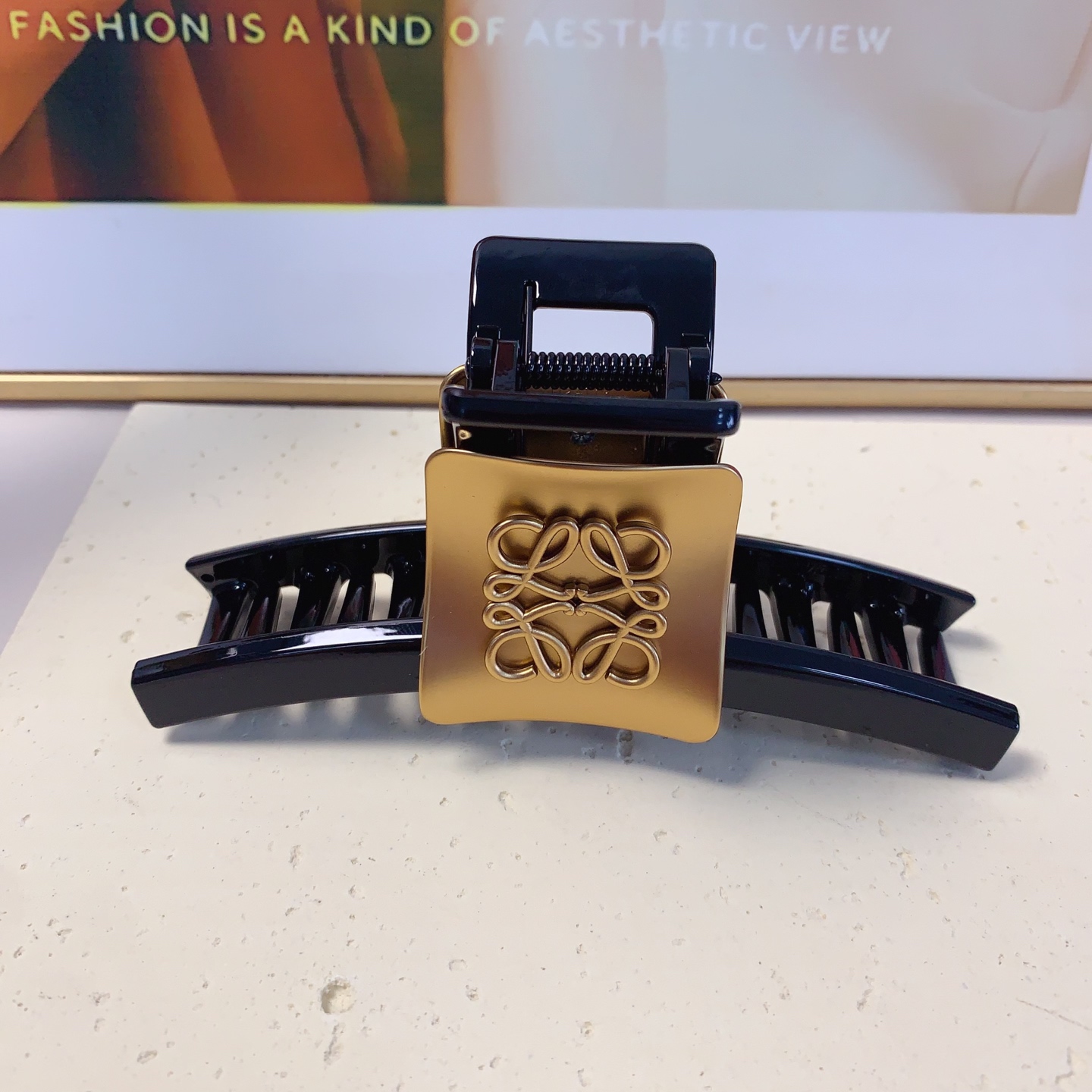  loewe罗意威
loewe发夹
醋酸磨砂logo抓夹 气质百搭 日常精致小单品 小仙女必入单品 宝藏