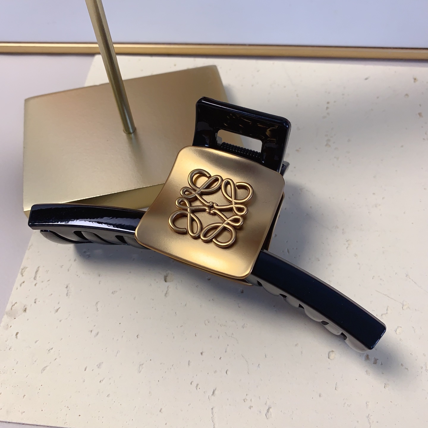  loewe罗意威
loewe发夹
醋酸磨砂logo抓夹 气质百搭 日常精致小单品 小仙女必入单品 宝藏