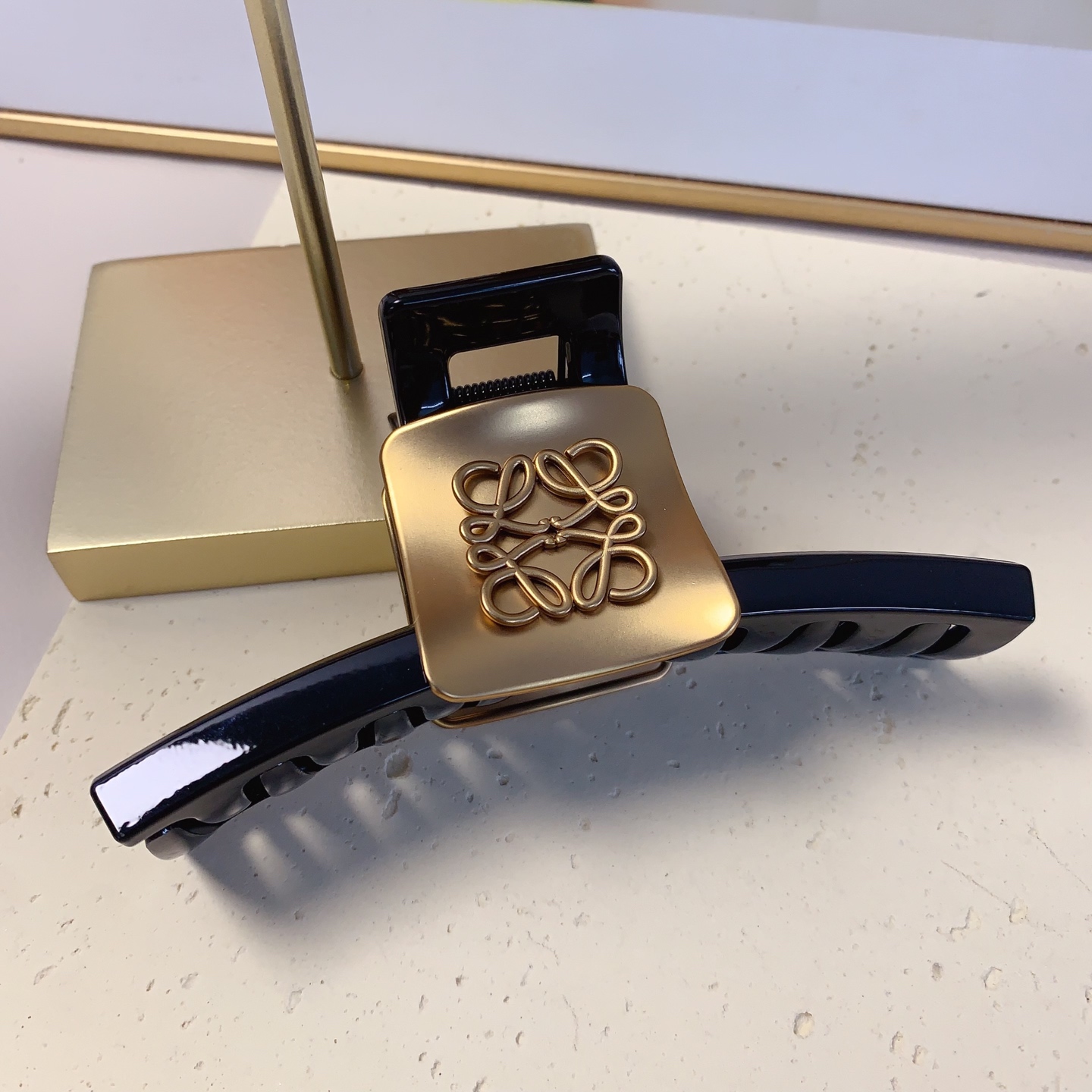  loewe罗意威
loewe发夹
醋酸磨砂logo抓夹 气质百搭 日常精致小单品 小仙女必入单品 宝藏