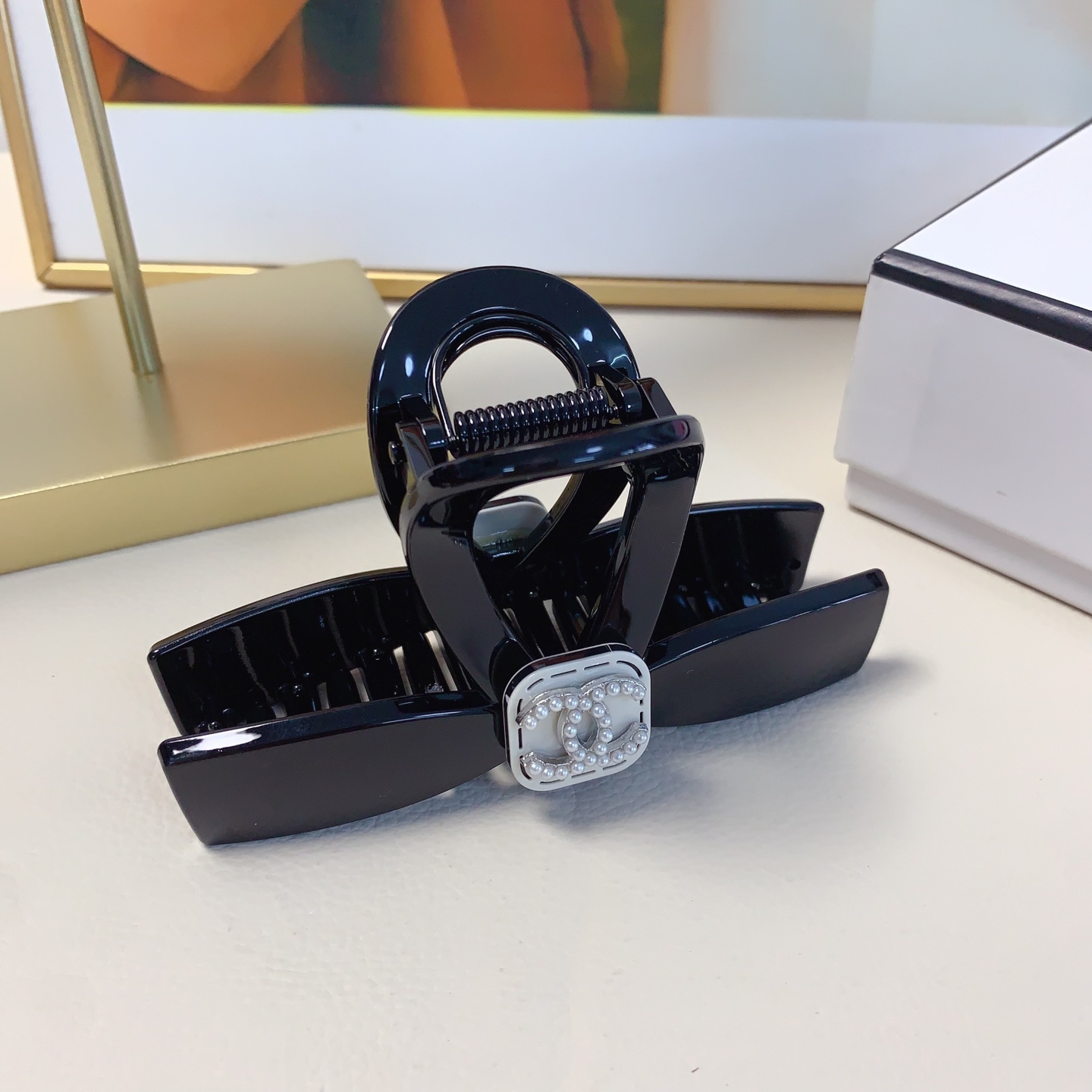  chanel小香
chanel发夹
醋酸蝴蝶结珍珠logo抓夹 气质百搭 日常精致小单品 小仙女必入单