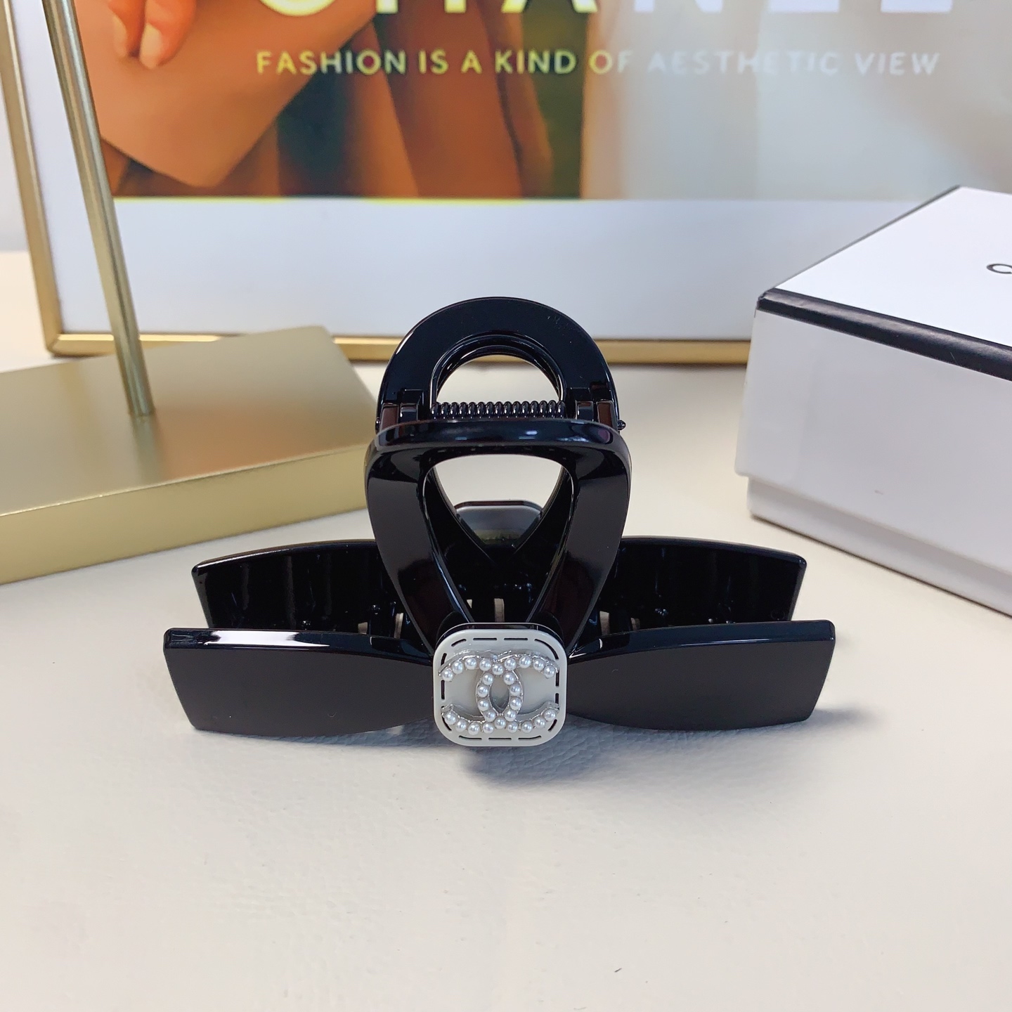  chanel小香
chanel发夹
醋酸蝴蝶结珍珠logo抓夹 气质百搭 日常精致小单品 小仙女必入单