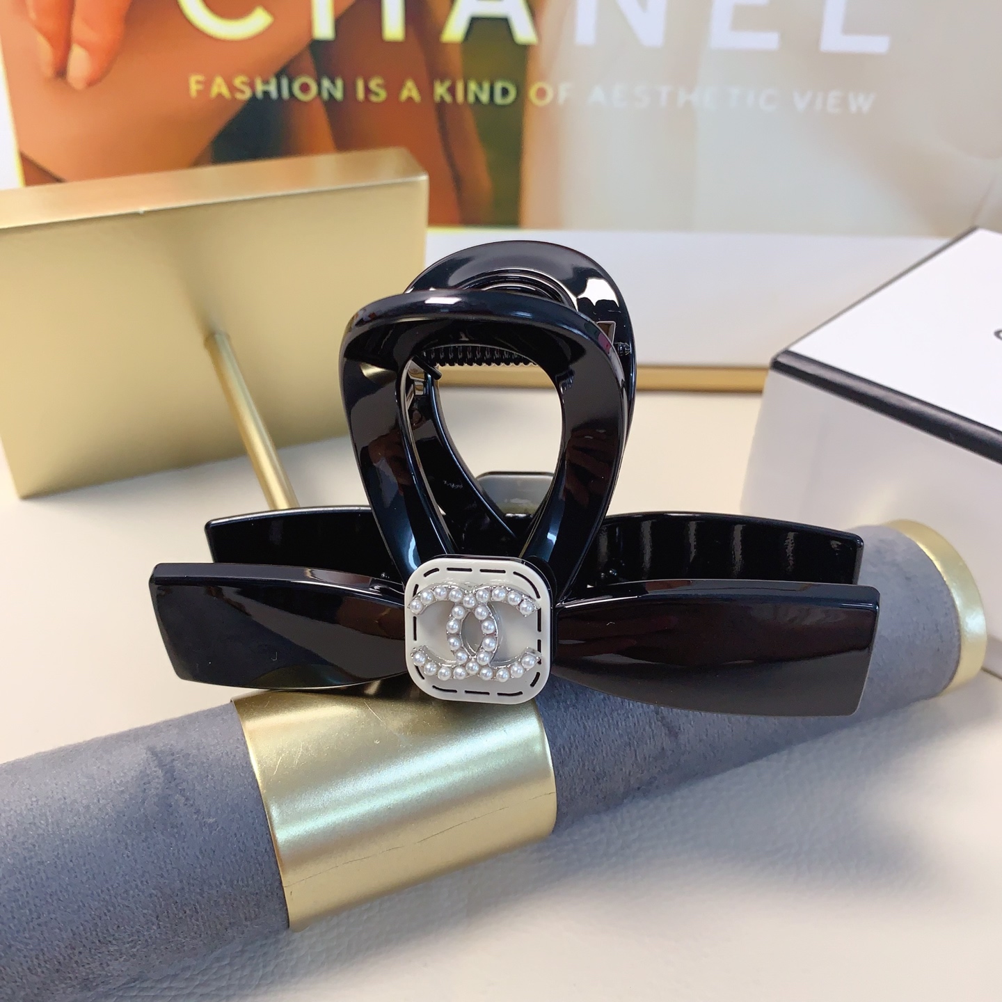  chanel小香
chanel发夹
醋酸蝴蝶结珍珠logo抓夹 气质百搭 日常精致小单品 小仙女必入单