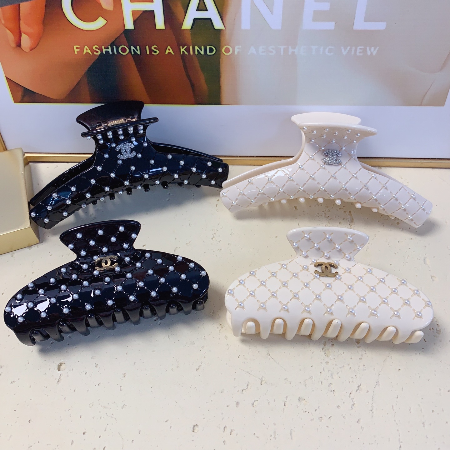 Chanel pequeño Chanel pinza para el cabello, pinza de acetato con logo de perlas a cuadros, elegante y versátil, acceso…