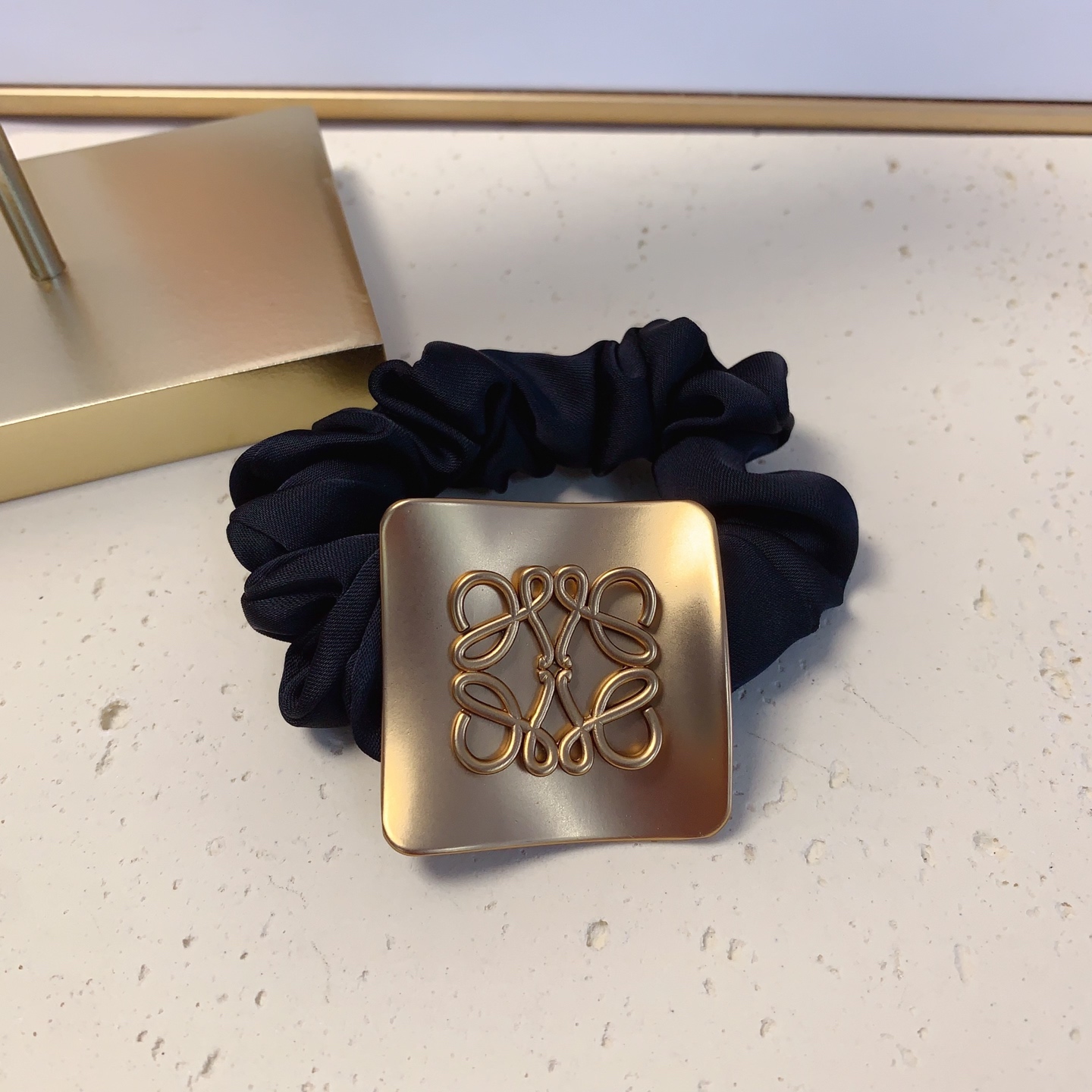  loewe罗意威
loewe皮筋
磨砂logo皮筋发圈气质百搭小仙女必入单品 宝藏款 闭眼入🥰推荐款（