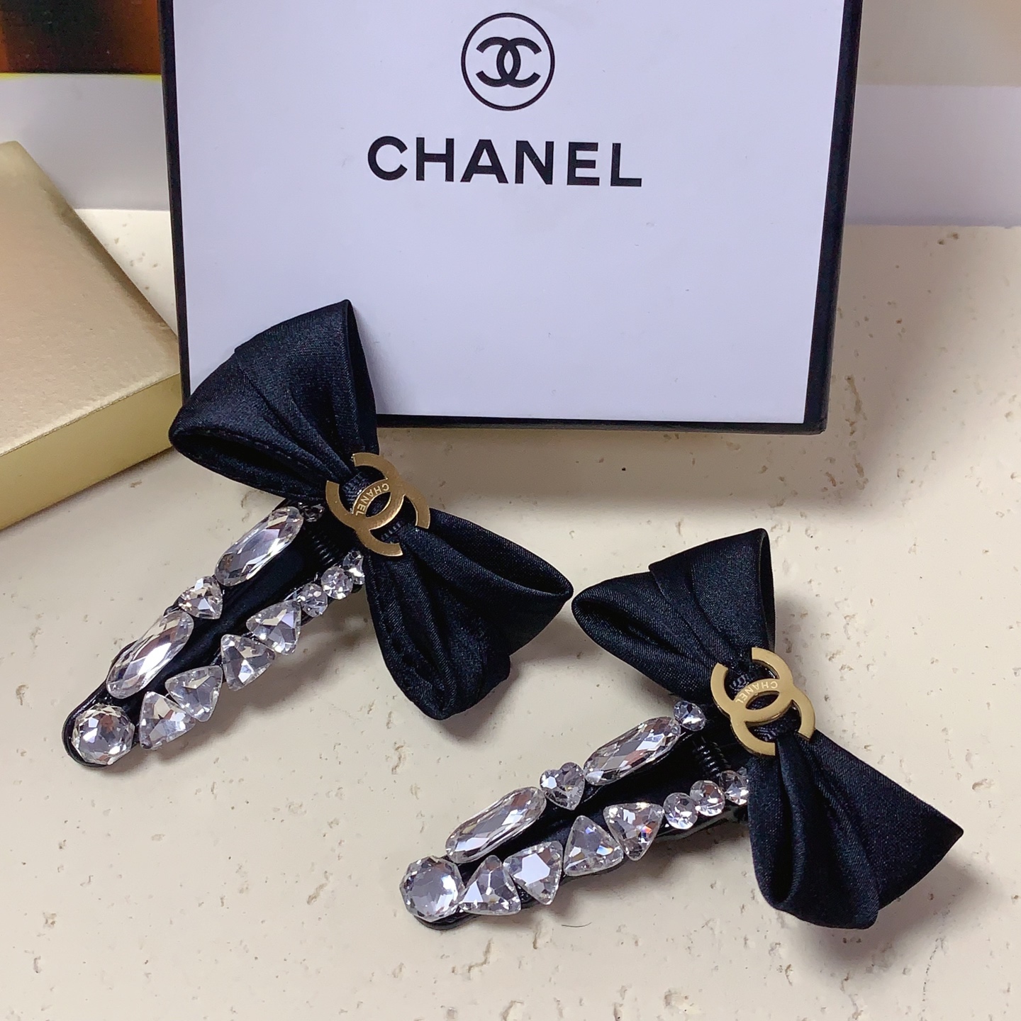  chanel小香
压夹

蝴蝶结🎀钛钢满钻 logo压夹边夹日常精致小单品 气质百搭小仙女必入单品 宝
