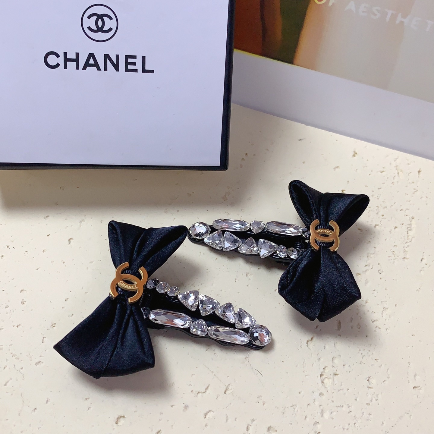  chanel小香
压夹

蝴蝶结🎀钛钢满钻 logo压夹边夹日常精致小单品 气质百搭小仙女必入单品 宝