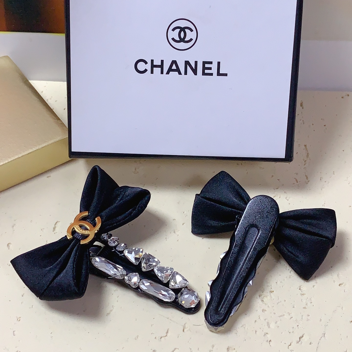  chanel小香
压夹

蝴蝶结🎀钛钢满钻 logo压夹边夹日常精致小单品 气质百搭小仙女必入单品 宝
