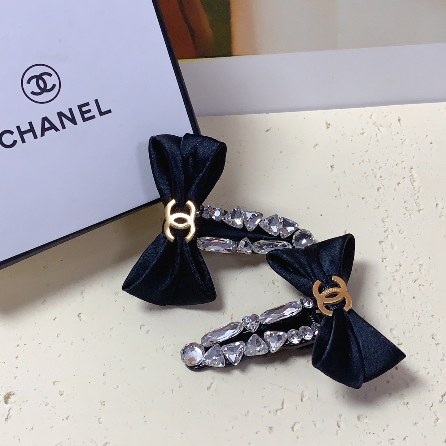  chanel小香
压夹

蝴蝶结🎀钛钢满钻 logo压夹边夹日常精致小单品 气质百搭小仙女必入单品 宝