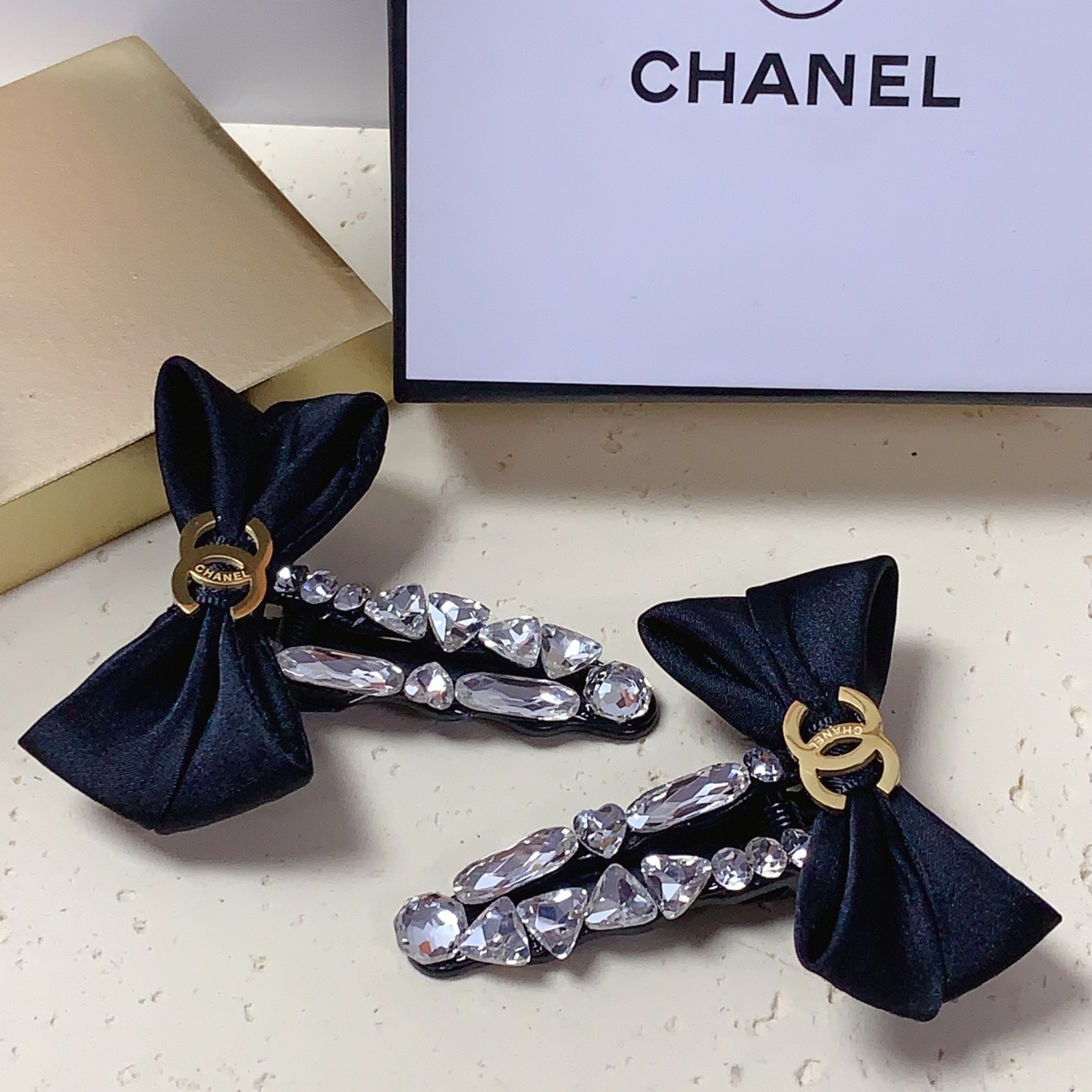  chanel小香
压夹

蝴蝶结🎀钛钢满钻 logo压夹边夹日常精致小单品 气质百搭小仙女必入单品 宝