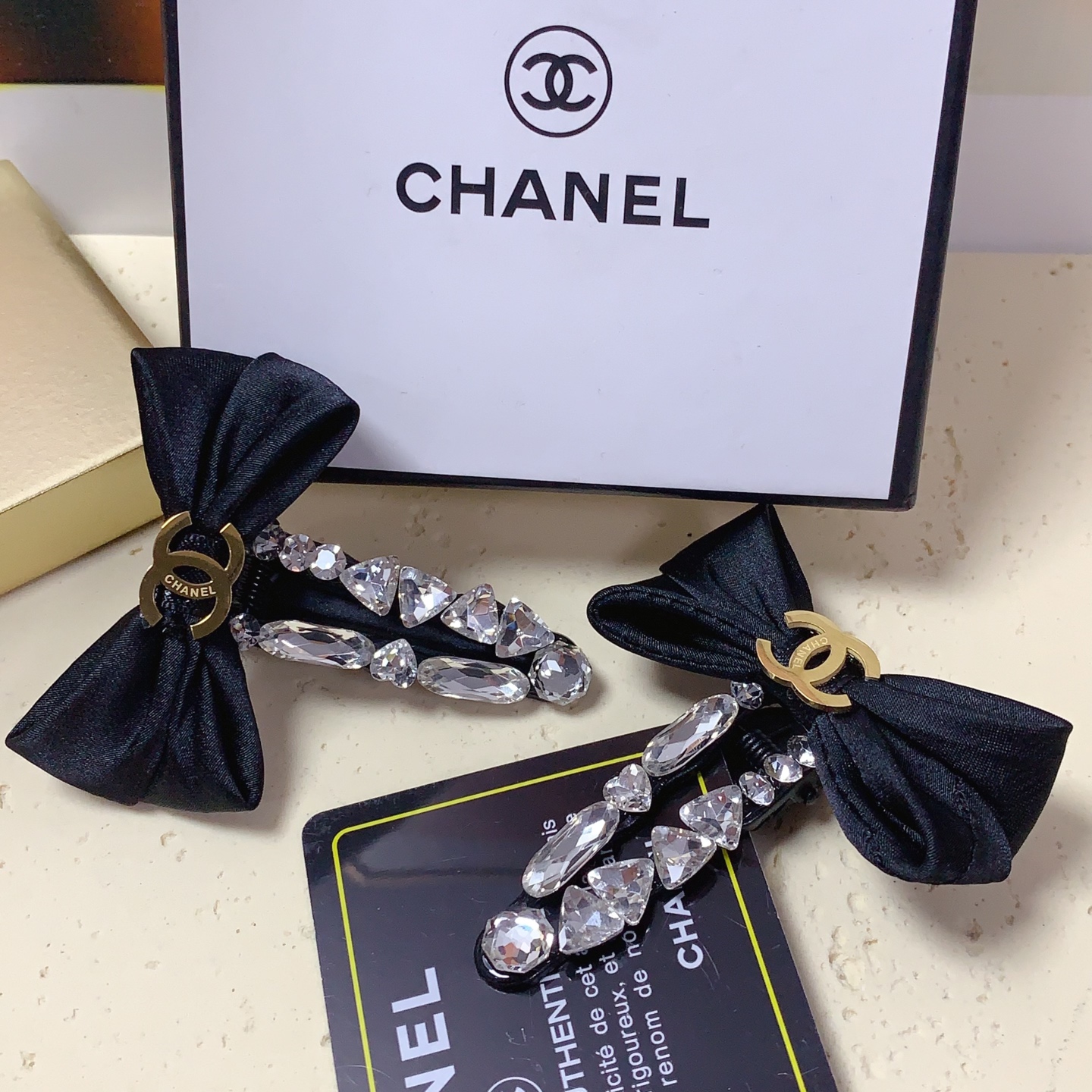  chanel小香
压夹

蝴蝶结🎀钛钢满钻 logo压夹边夹日常精致小单品 气质百搭小仙女必入单品 宝