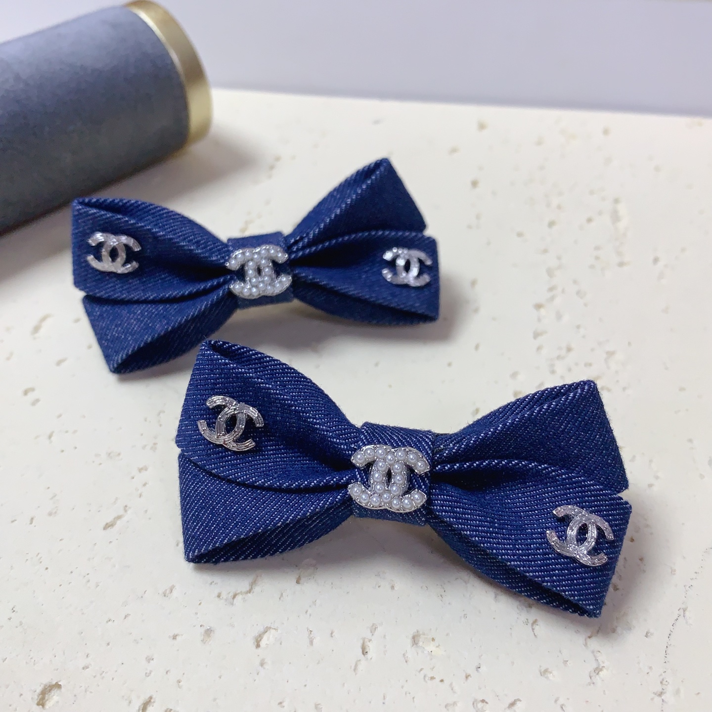  chanel小香 压夹

蝴蝶结🎀牛仔 logo压夹边夹日常精致小单品 气质百搭小仙女必入单品 宝藏款