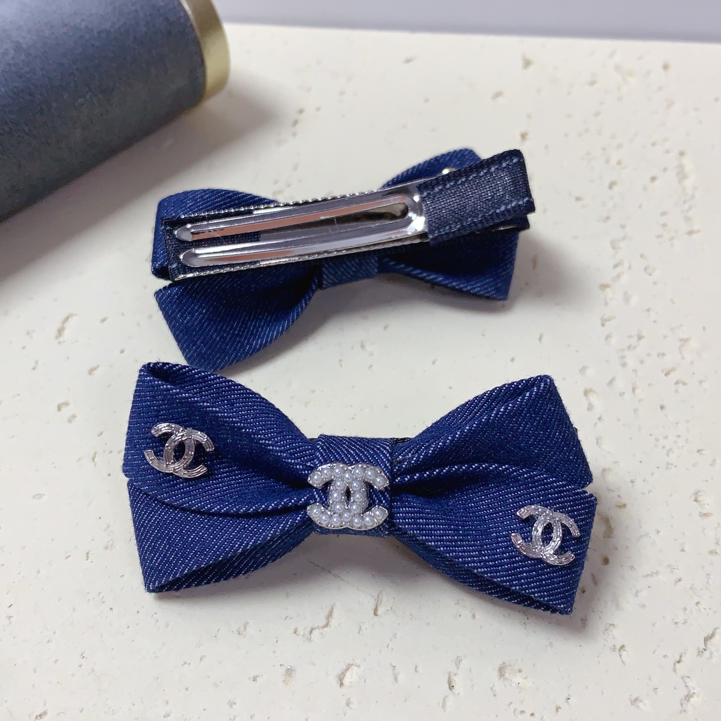  chanel小香 压夹

蝴蝶结🎀牛仔 logo压夹边夹日常精致小单品 气质百搭小仙女必入单品 宝藏款