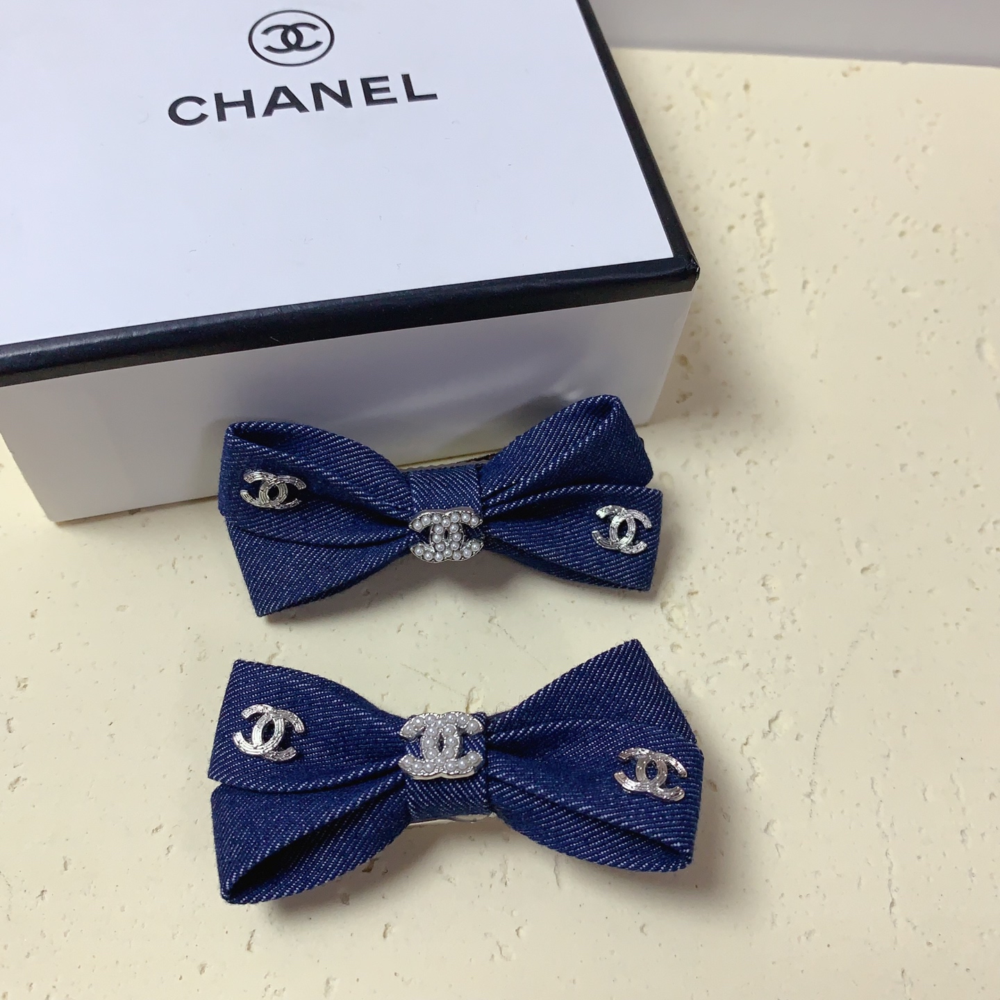  chanel小香 压夹

蝴蝶结🎀牛仔 logo压夹边夹日常精致小单品 气质百搭小仙女必入单品 宝藏款