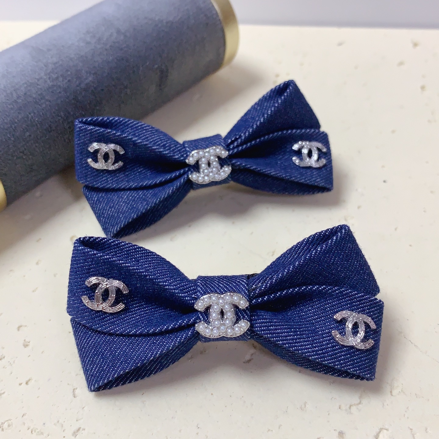  chanel小香 压夹

蝴蝶结🎀牛仔 logo压夹边夹日常精致小单品 气质百搭小仙女必入单品 宝藏款