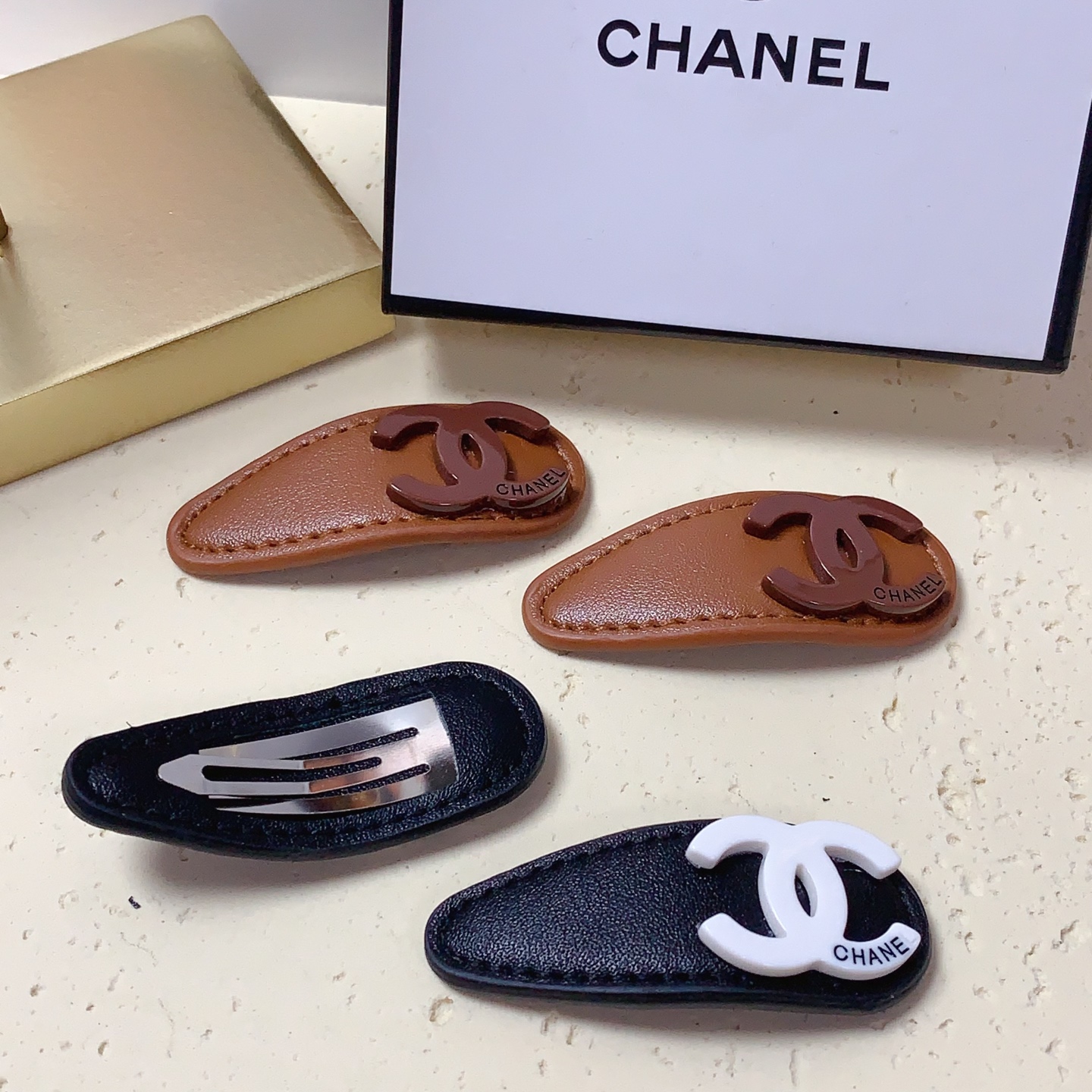  chanel小香


小羊皮 logo压夹边夹日常精致小单品 气质百搭小仙女必入单品 宝藏款 闭眼入🥰