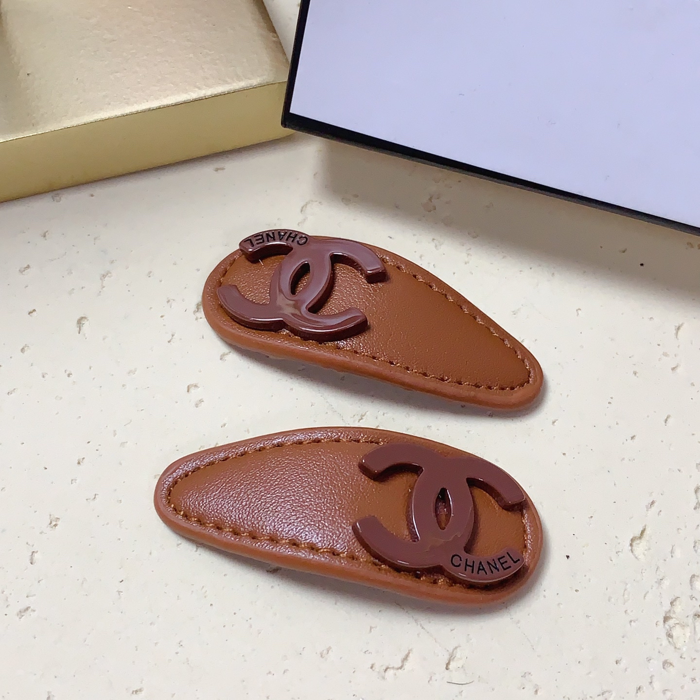  chanel小香


小羊皮 logo压夹边夹日常精致小单品 气质百搭小仙女必入单品 宝藏款 闭眼入🥰