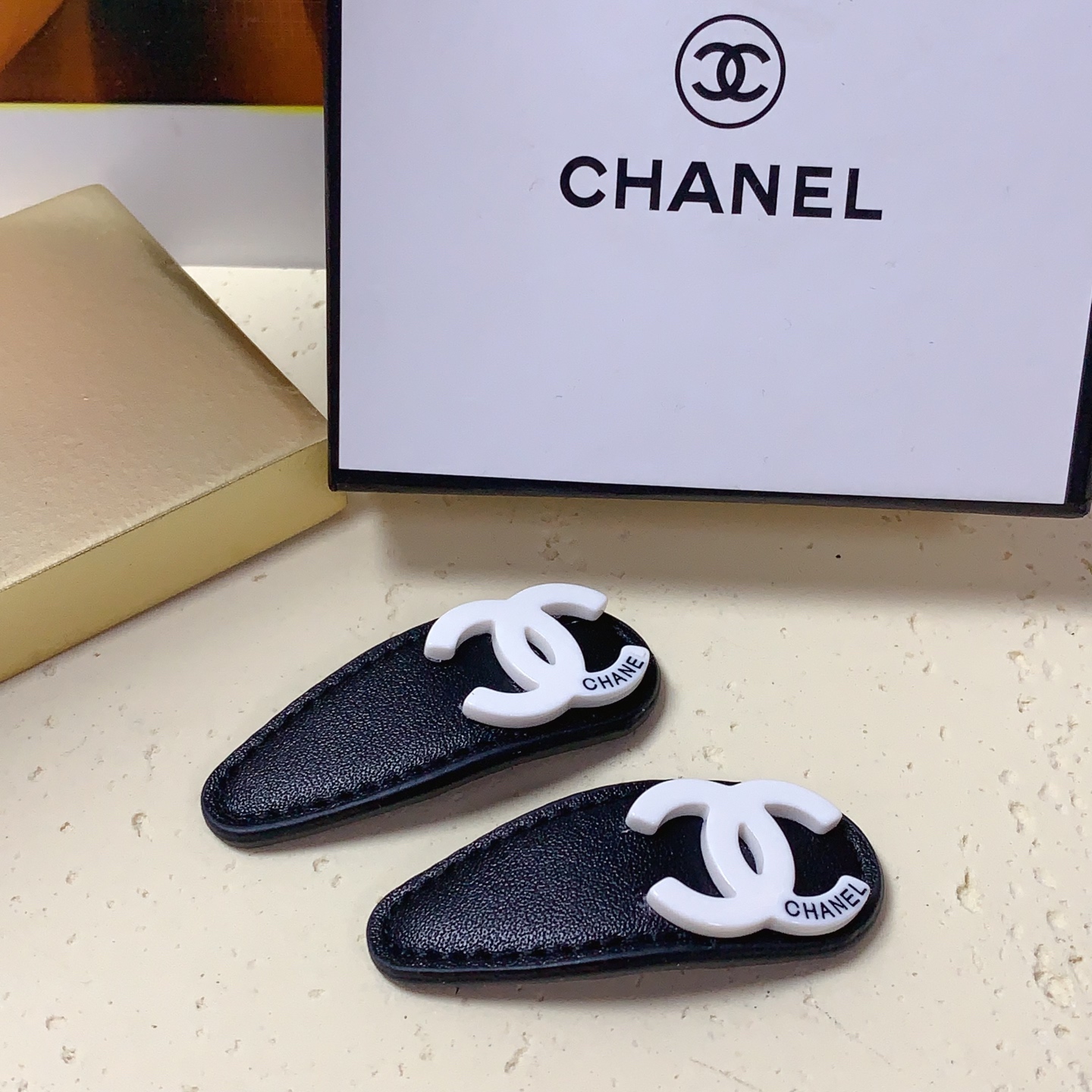  chanel小香


小羊皮 logo压夹边夹日常精致小单品 气质百搭小仙女必入单品 宝藏款 闭眼入🥰