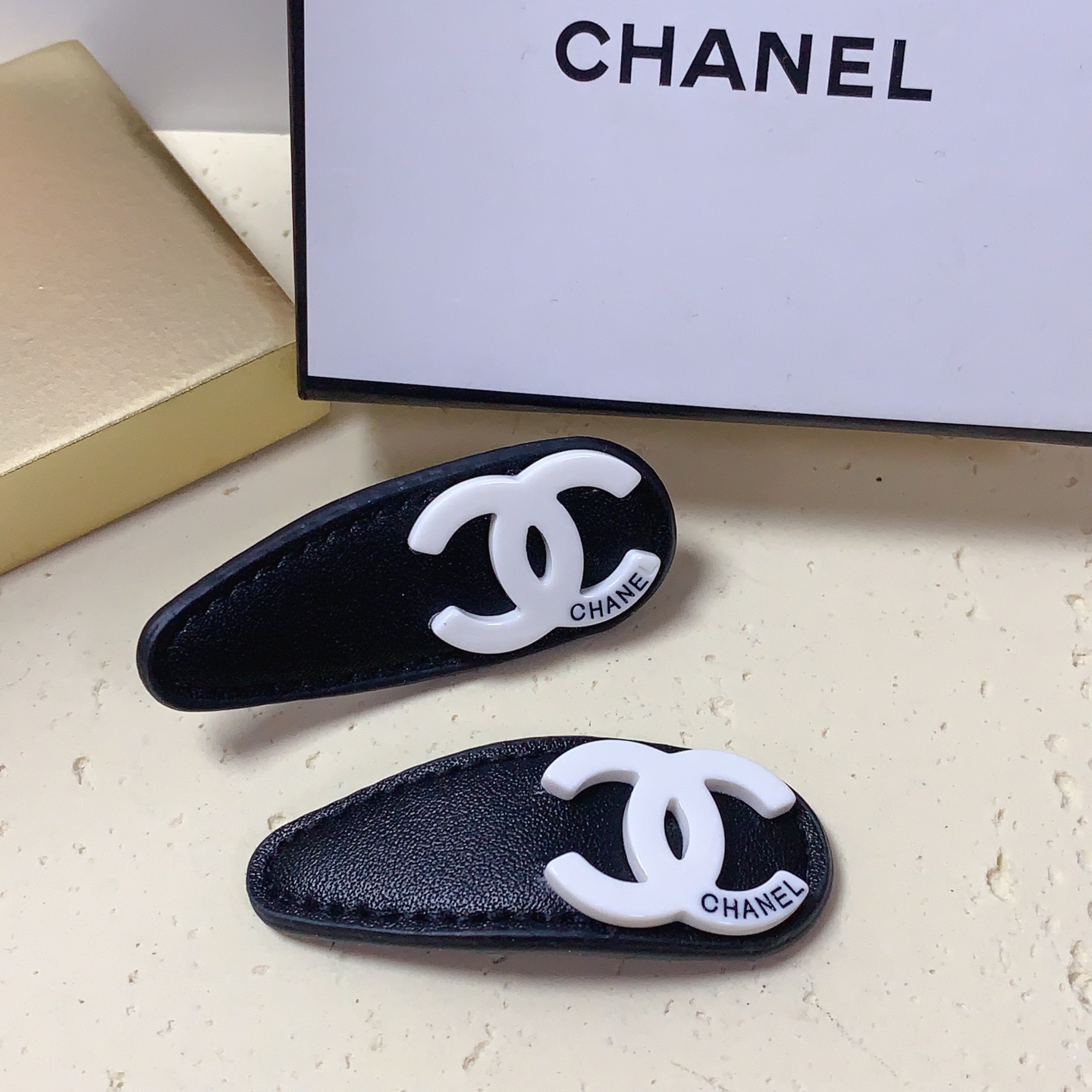  chanel小香


小羊皮 logo压夹边夹日常精致小单品 气质百搭小仙女必入单品 宝藏款 闭眼入🥰