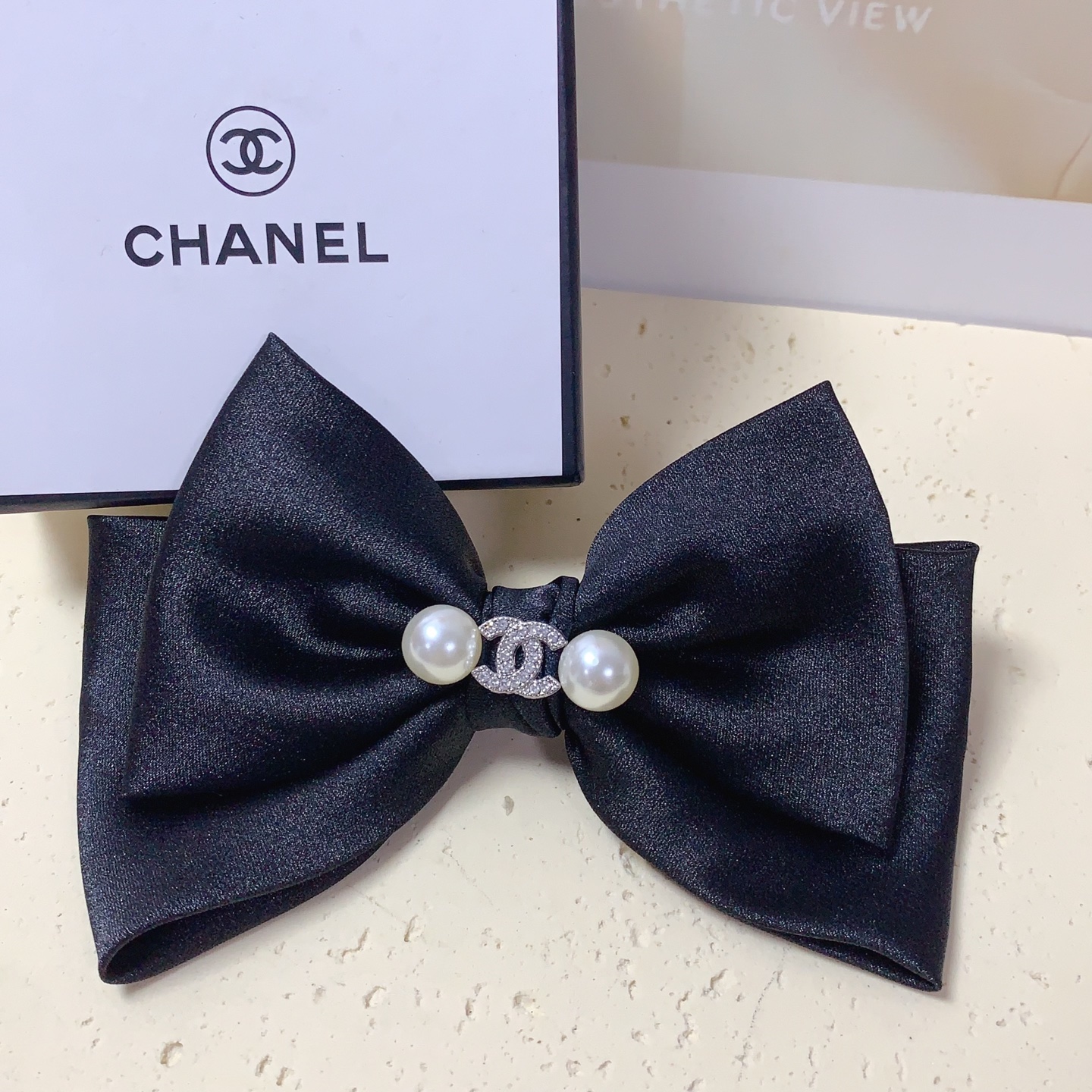  chanel小香 压夹


蝴蝶结🎀珍珠 logo压夹边夹日常精致小单品 气质百搭小仙女必入单品 宝藏