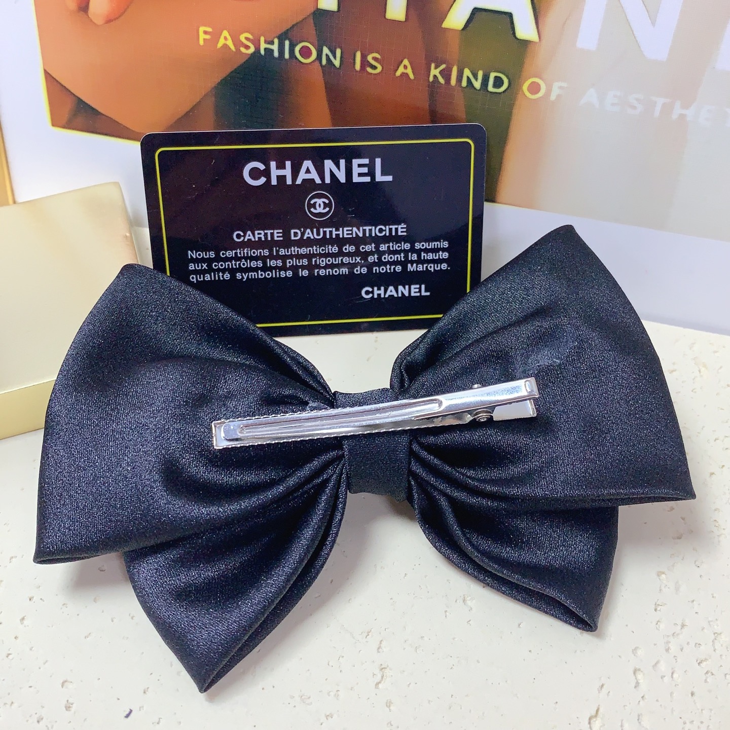  chanel小香 压夹


蝴蝶结🎀珍珠 logo压夹边夹日常精致小单品 气质百搭小仙女必入单品 宝藏