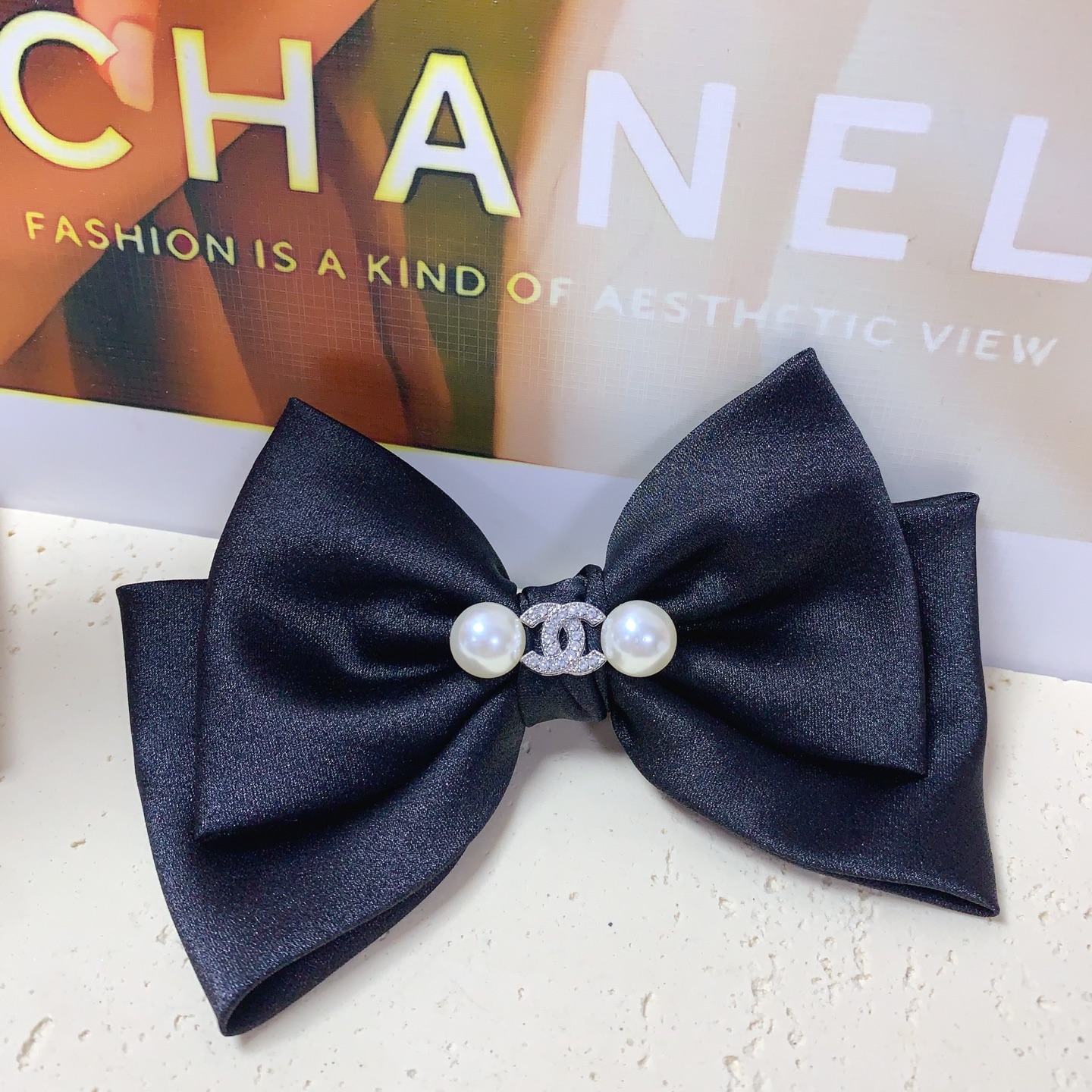  chanel小香 压夹


蝴蝶结🎀珍珠 logo压夹边夹日常精致小单品 气质百搭小仙女必入单品 宝藏