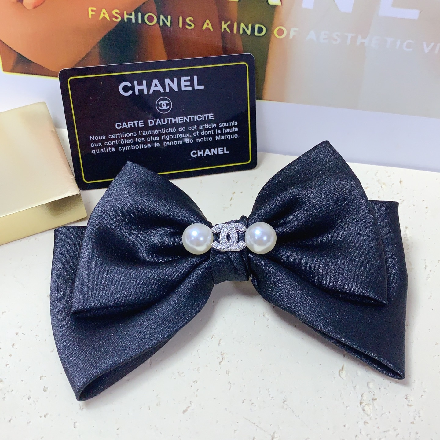  chanel小香 压夹


蝴蝶结🎀珍珠 logo压夹边夹日常精致小单品 气质百搭小仙女必入单品 宝藏