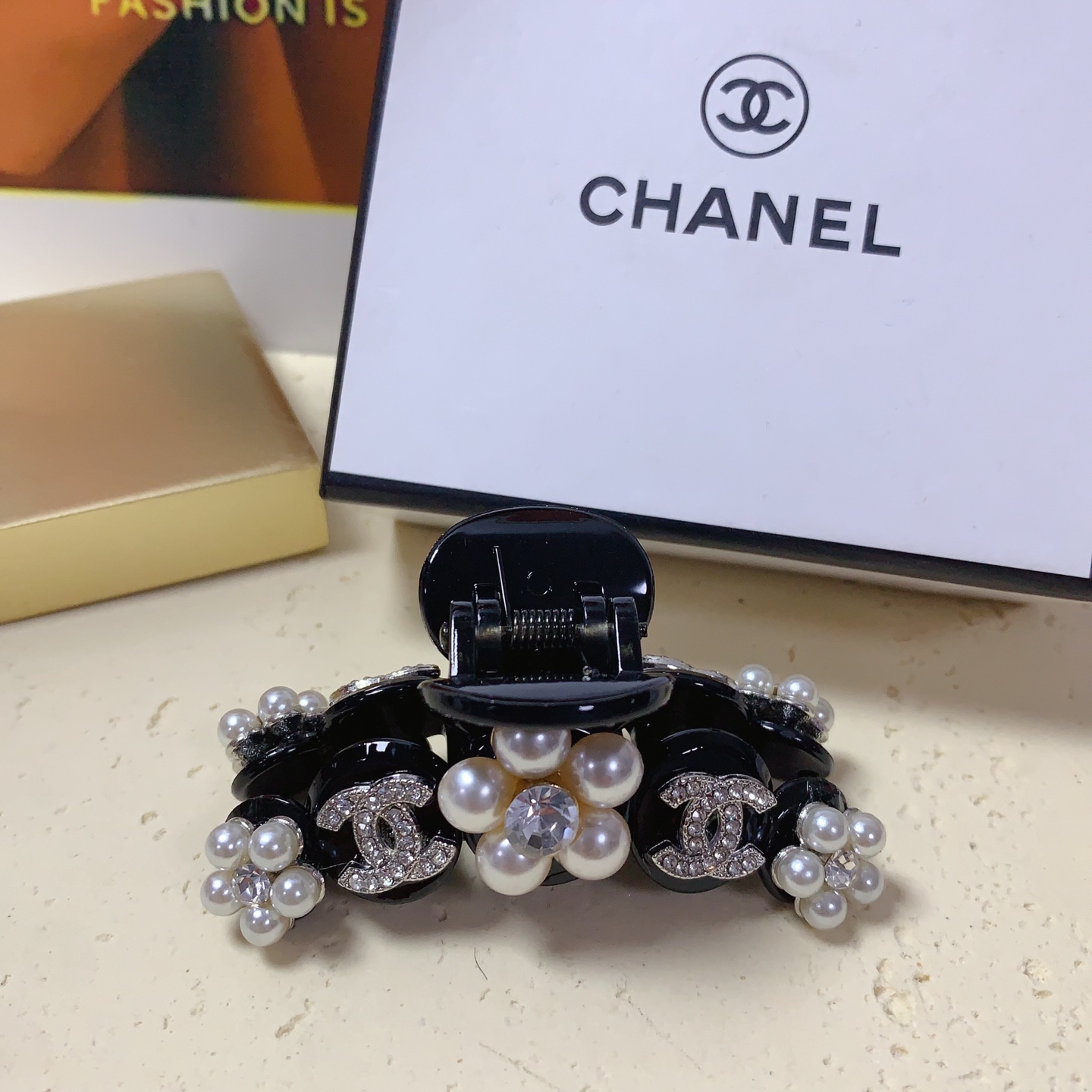  chanel小香 抓夹


重工logo抓夹马尾夹 日常精致小单品 气质百搭小仙女必入单品 宝藏款 闭