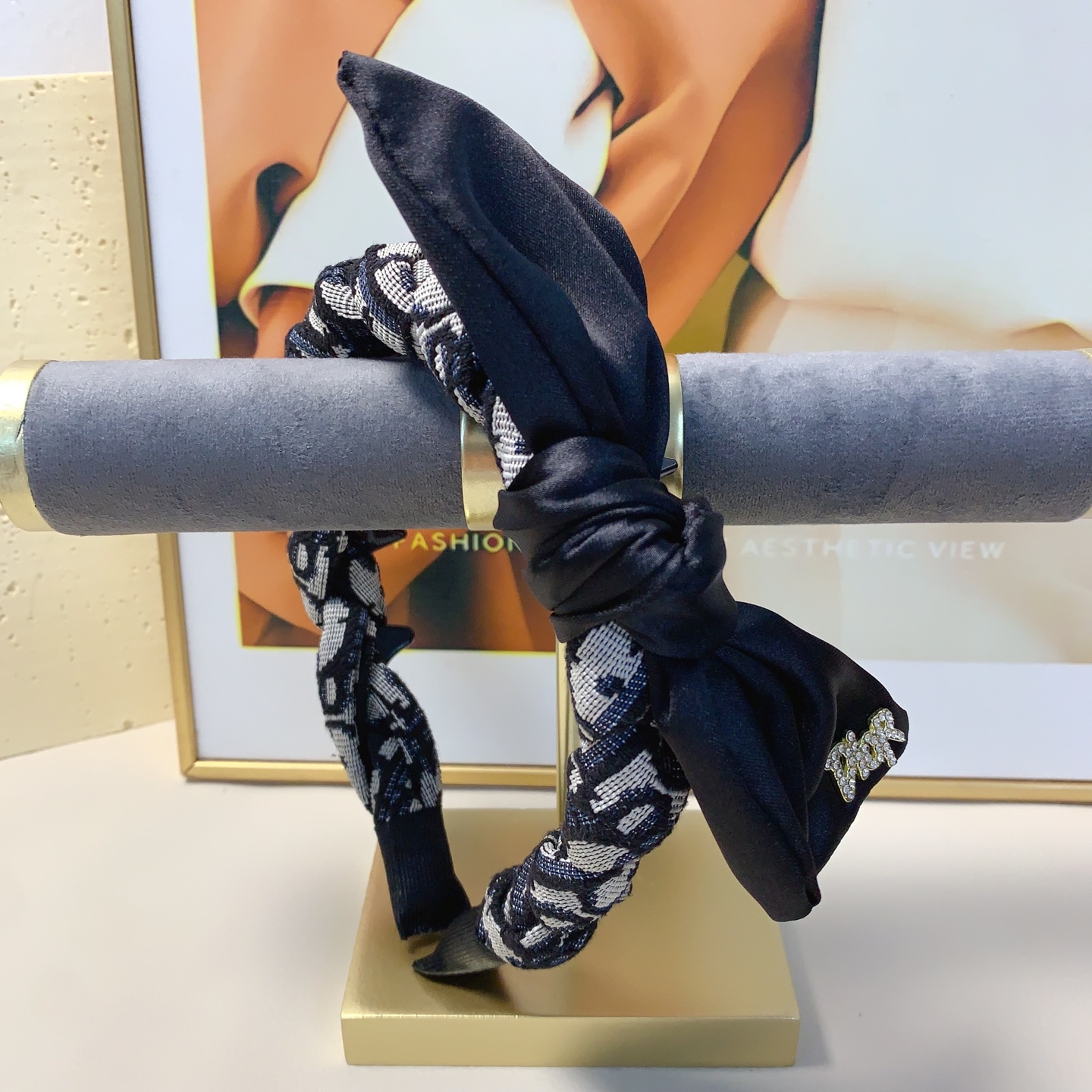  Dior迪奥
Dior发箍
侧边蝴蝶结🎀轻奢风发箍气质百搭小仙女必入单品名媛风十足～宝藏款 闭眼入🥰推