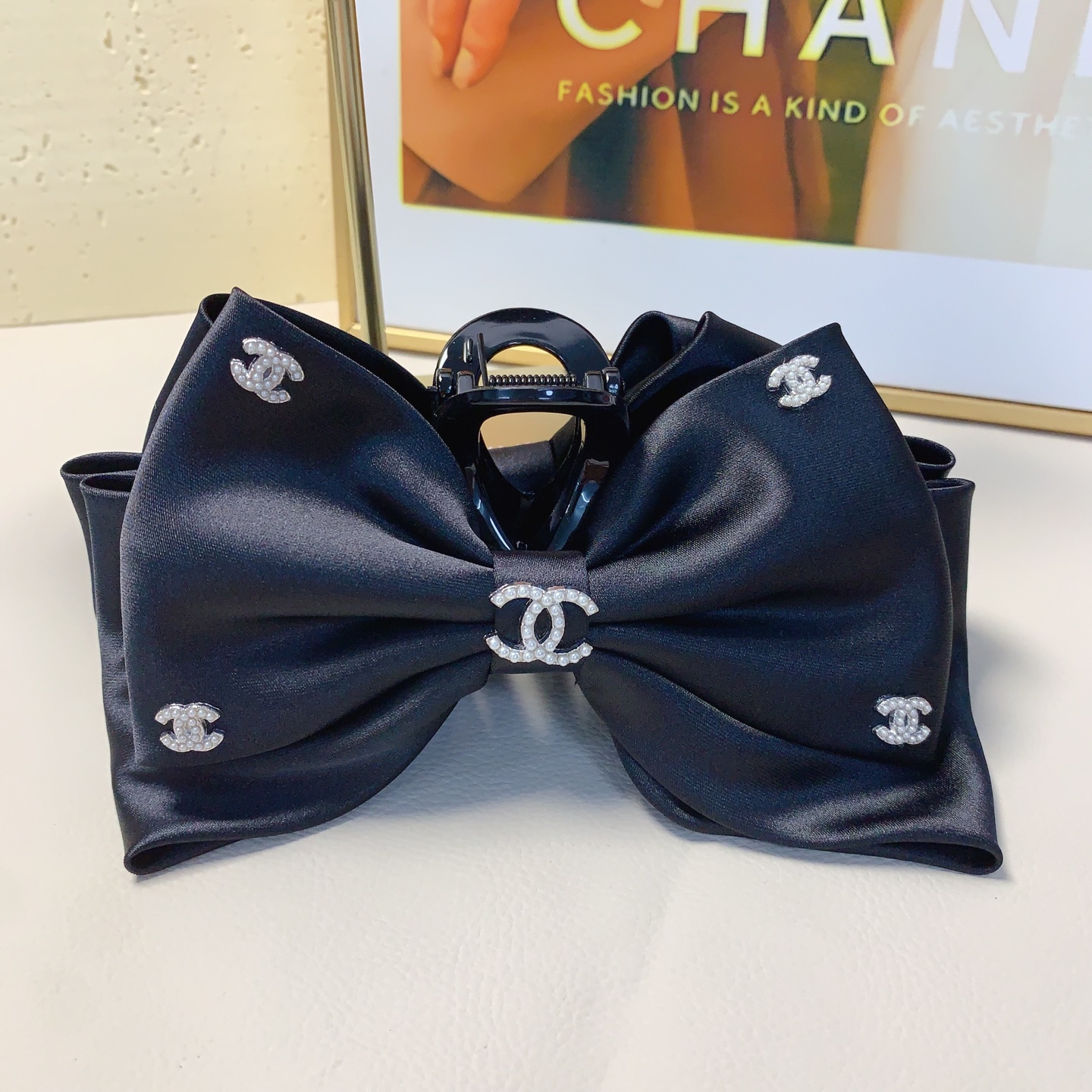  chanel小香
chanel发夹
绸缎蝴蝶结珍珠logo抓夹气质百搭日常精致小单品 小仙女必入单品 